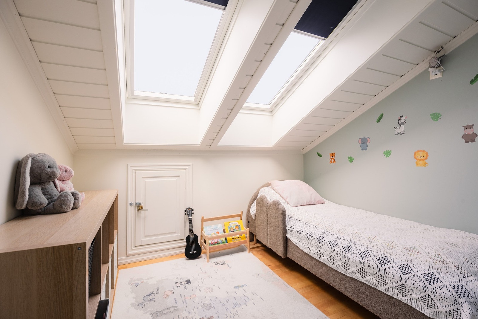 Et lite kott til ekstra lagringsplass, i tillegg til en innvendig bod på ca. 2 kvm med adkomst vegg-i-vegg med rommet gir ekstra oppbevaringsplass og bidrar til en mer funksjonell hverdag. Galleribilde