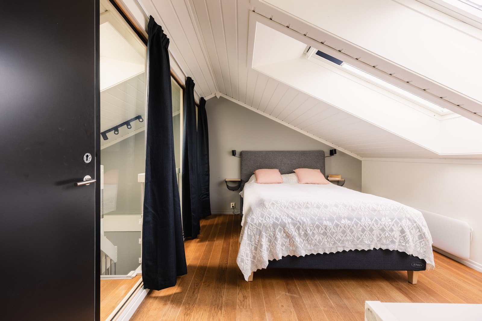 Selger har i senere tid satt opp en vegg for å lage et rom benyttet som soverom i loftstuen. Galleribilde