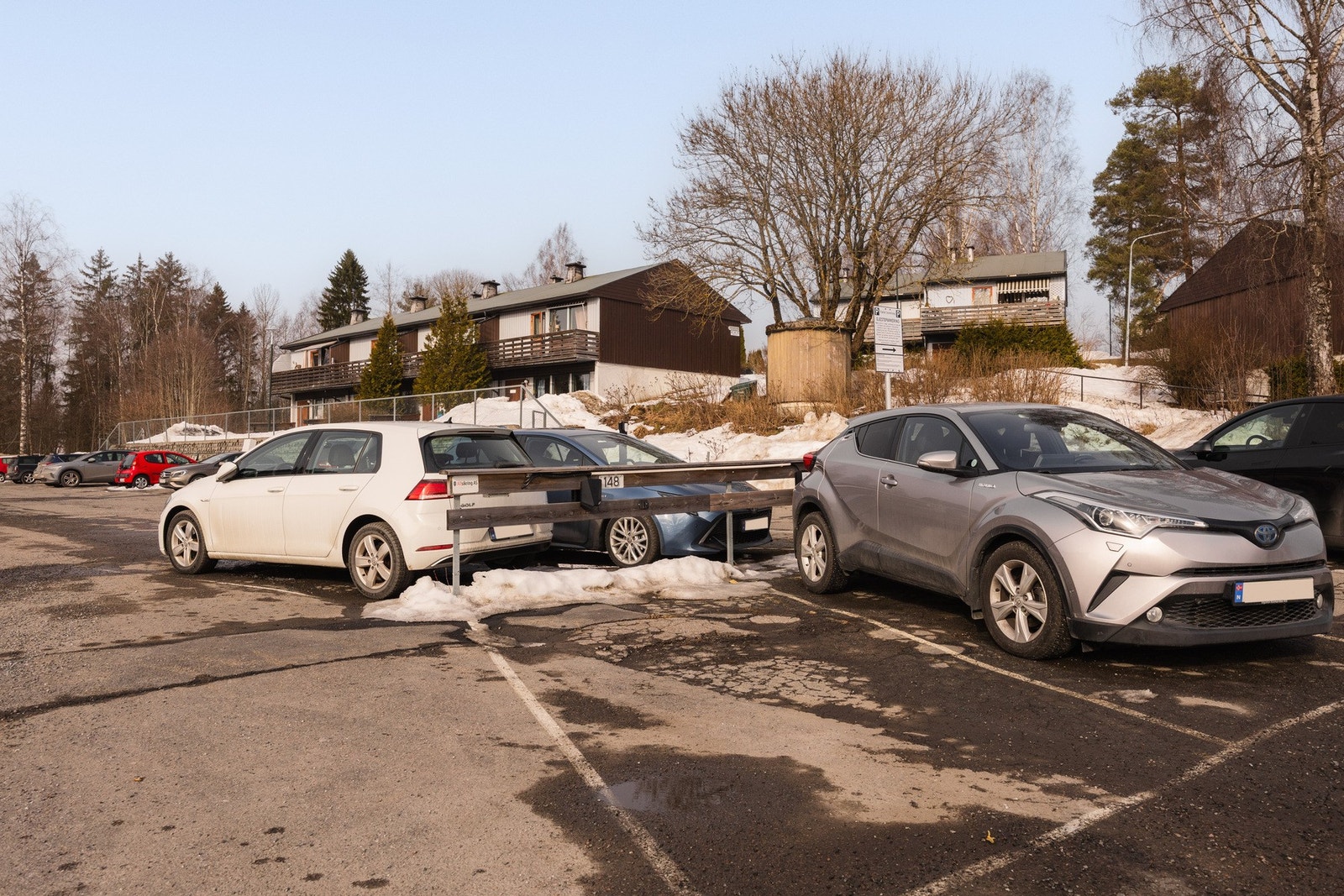 Det medfølger fast parkeringsplass til leiligheten. I tillegg har Fjellet Garasjelag garasjeplasser som selges etter ventelisteprinsipp. Galleribilde