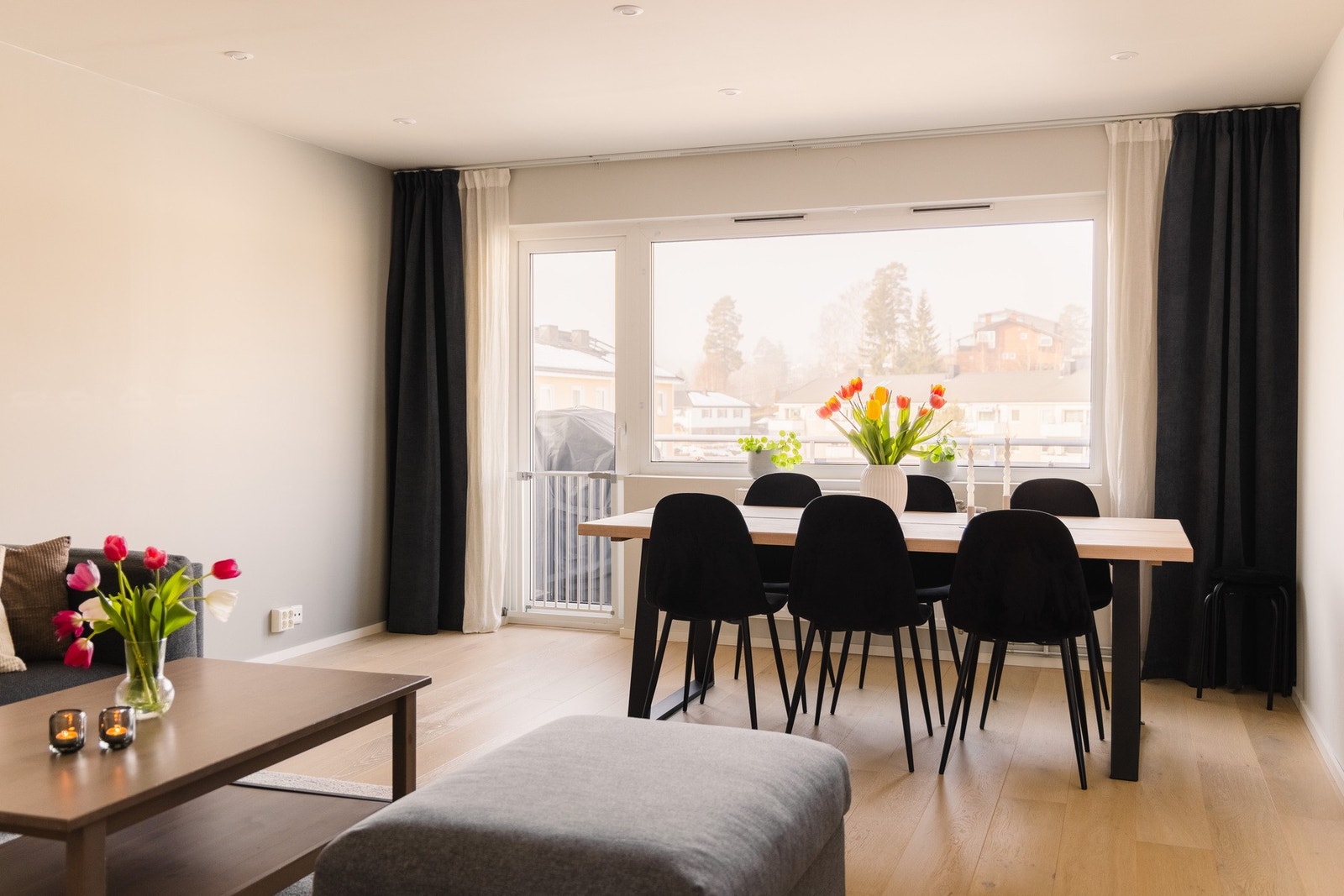 Her får man god plass til både sofagruppe, TV-løsning og spiseplass, noe som gjør rommet til boligens naturlige samlingspunkt. Galleribilde