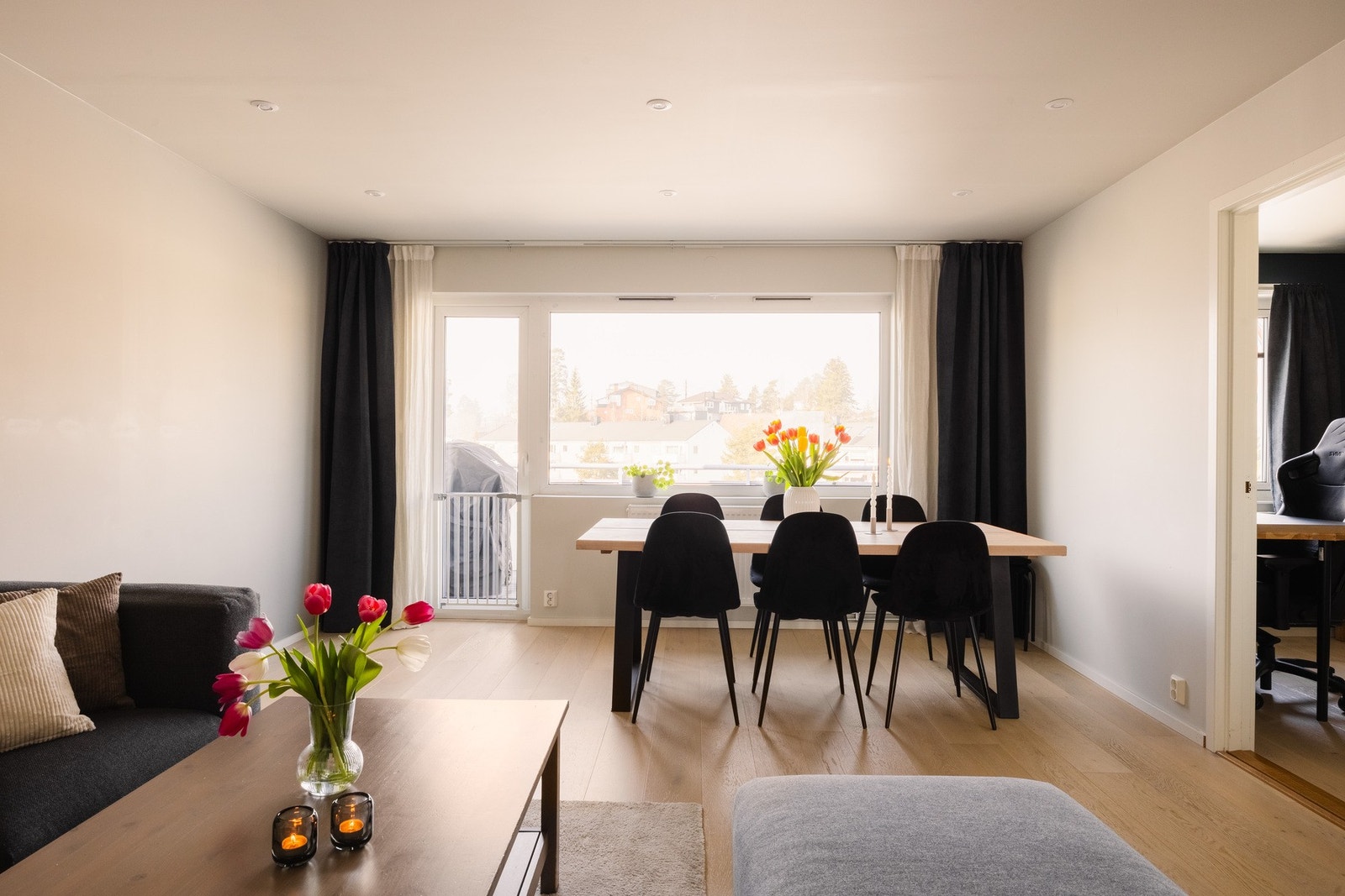 Dette er et rom som inviterer til både rolige hverdagskvelder og hyggelige sammenkomster med venner og familie. Galleribilde