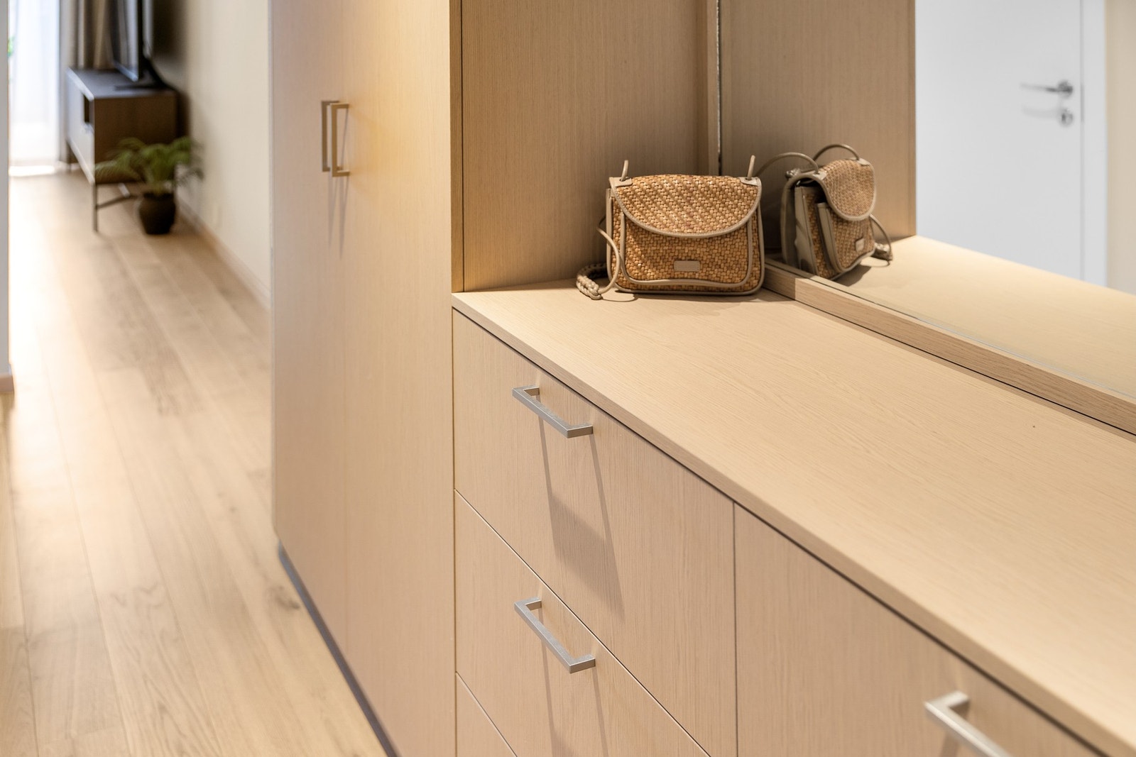 Detaljbilde av den plassbygde skuffe- og garderobeløsningen. Galleribilde
