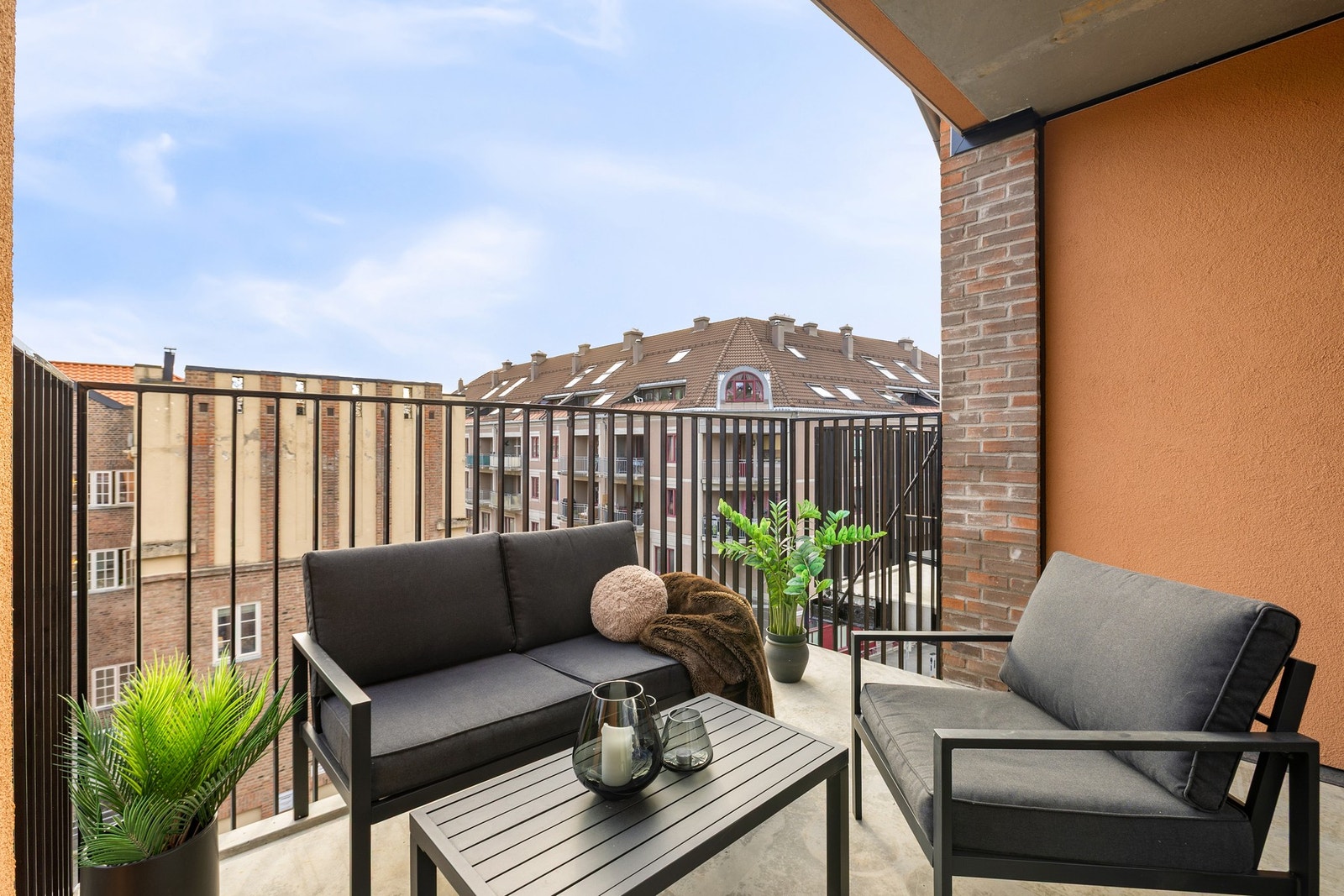 Det er gode muligheter for etablering av sittegruppe og annet ønskelig utendørsmøblement. Ypperlig samlingspunkt for familie og venner. Balkongen supplerer for øvrig en stor, solrik og felles takterrasse. Galleribilde