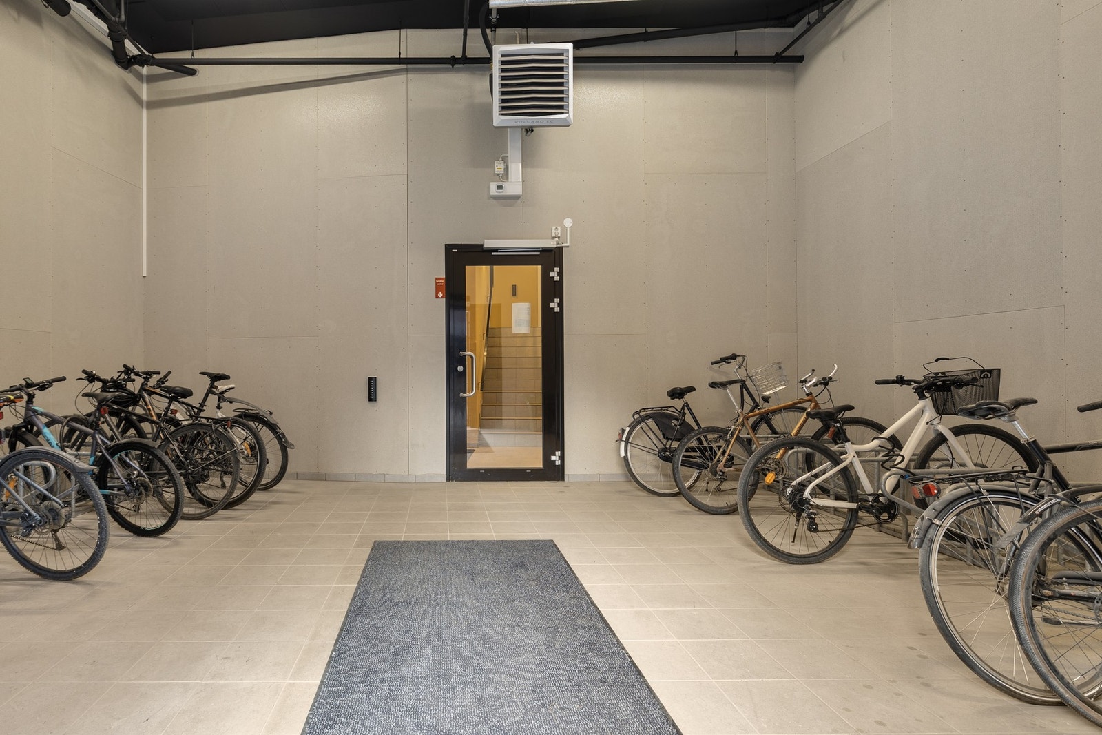 Felles sykkelparkering i byggets kjeller. Galleribilde