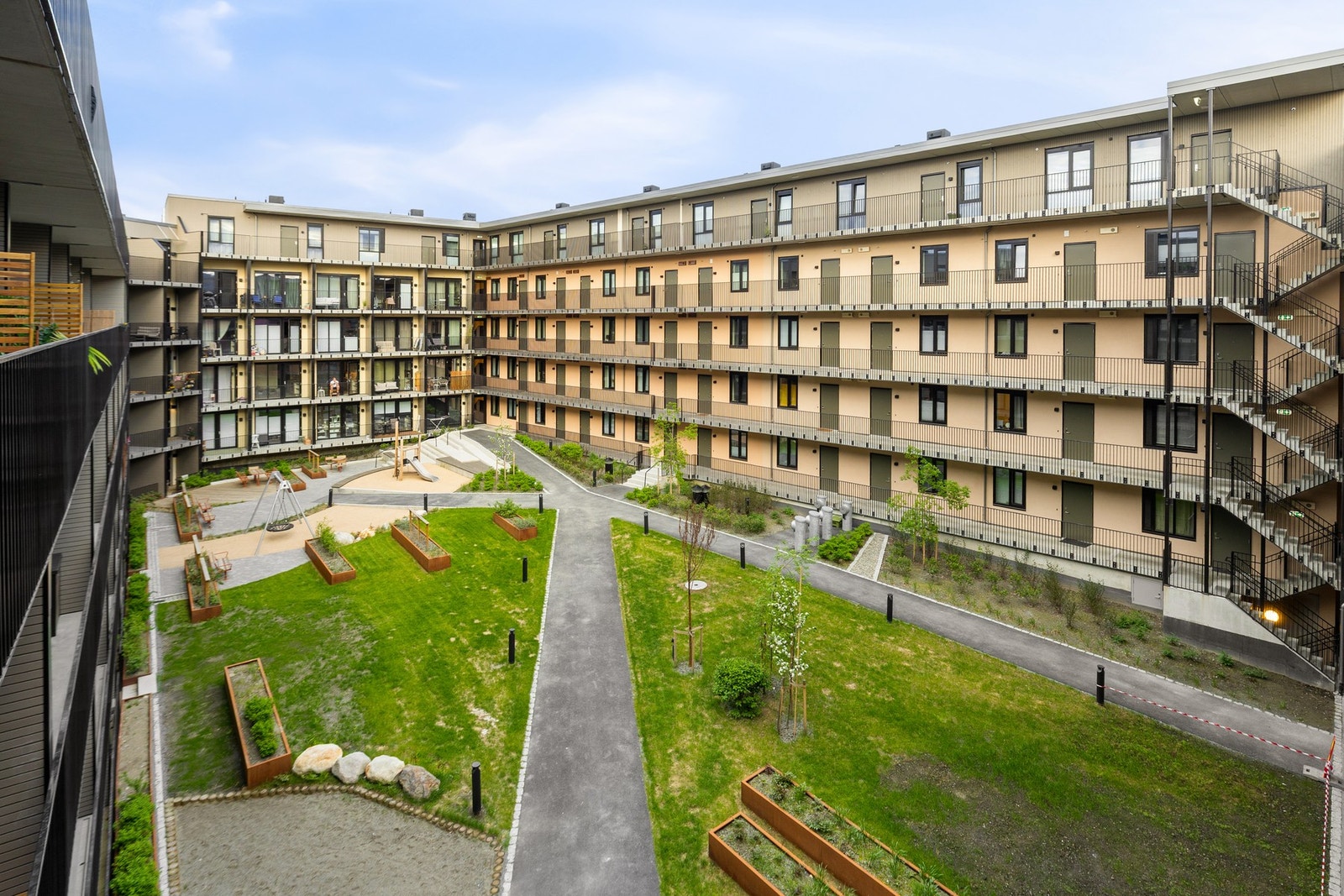 Basseløkka Borettslag har et trivelig og opparbeidet felles uteareal som på sommerhalvåret fremstår grønt og frodig. Galleribilde