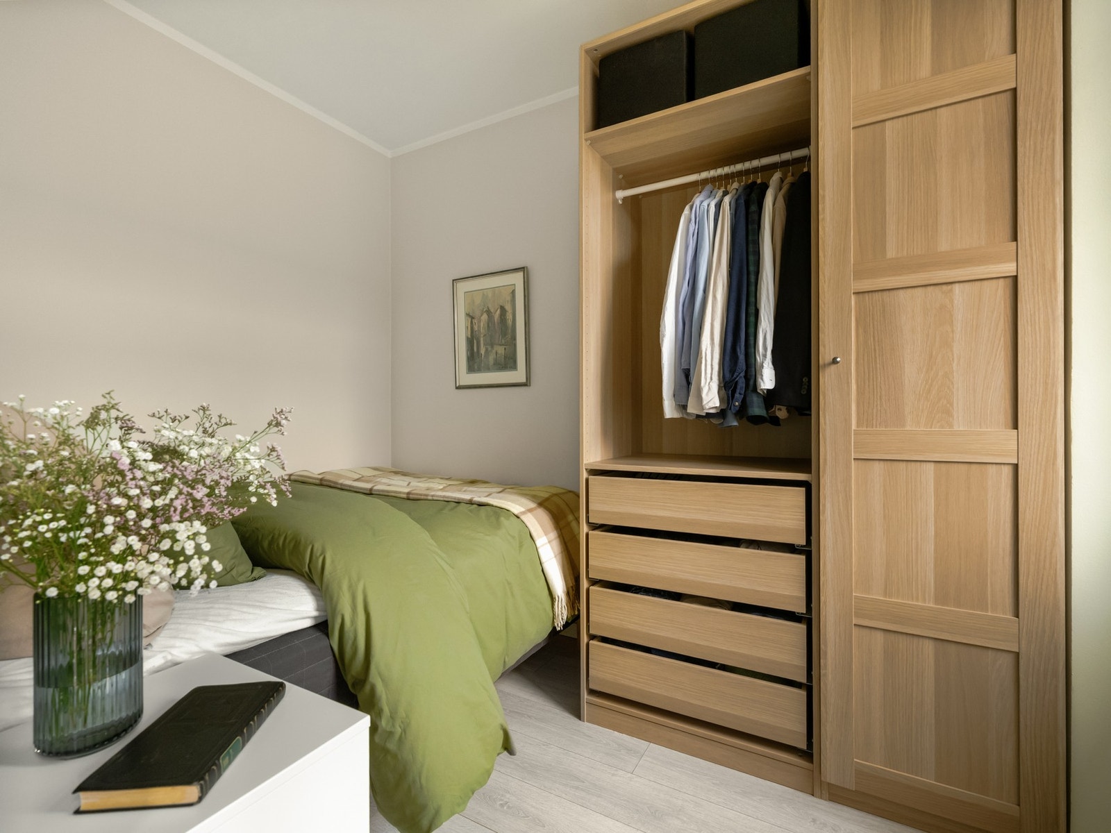 Soverommet er av god størrelse og er innredet med seng på 140 cm, samt garderobe og nattbord. Galleribilde
