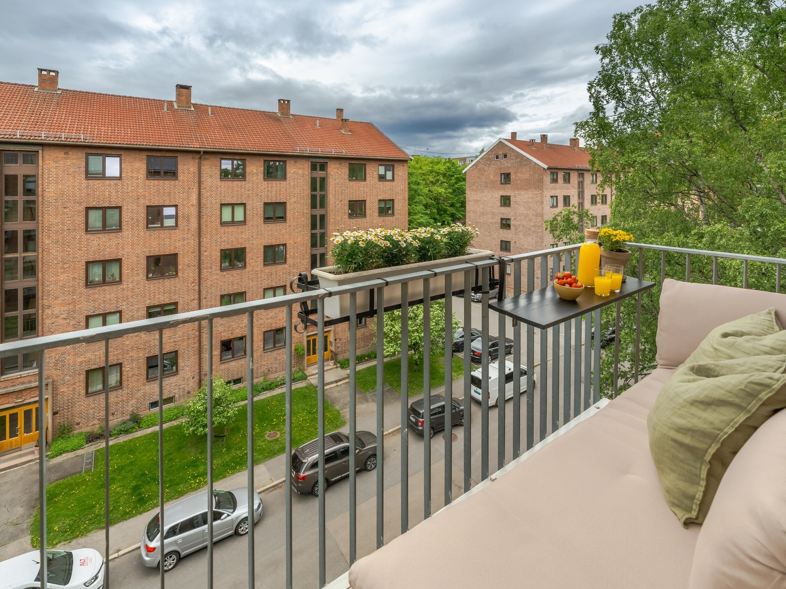 Sa noen vestvendt balkong med sol fra ca. kl 14-21? Ja, takk! Galleribilde