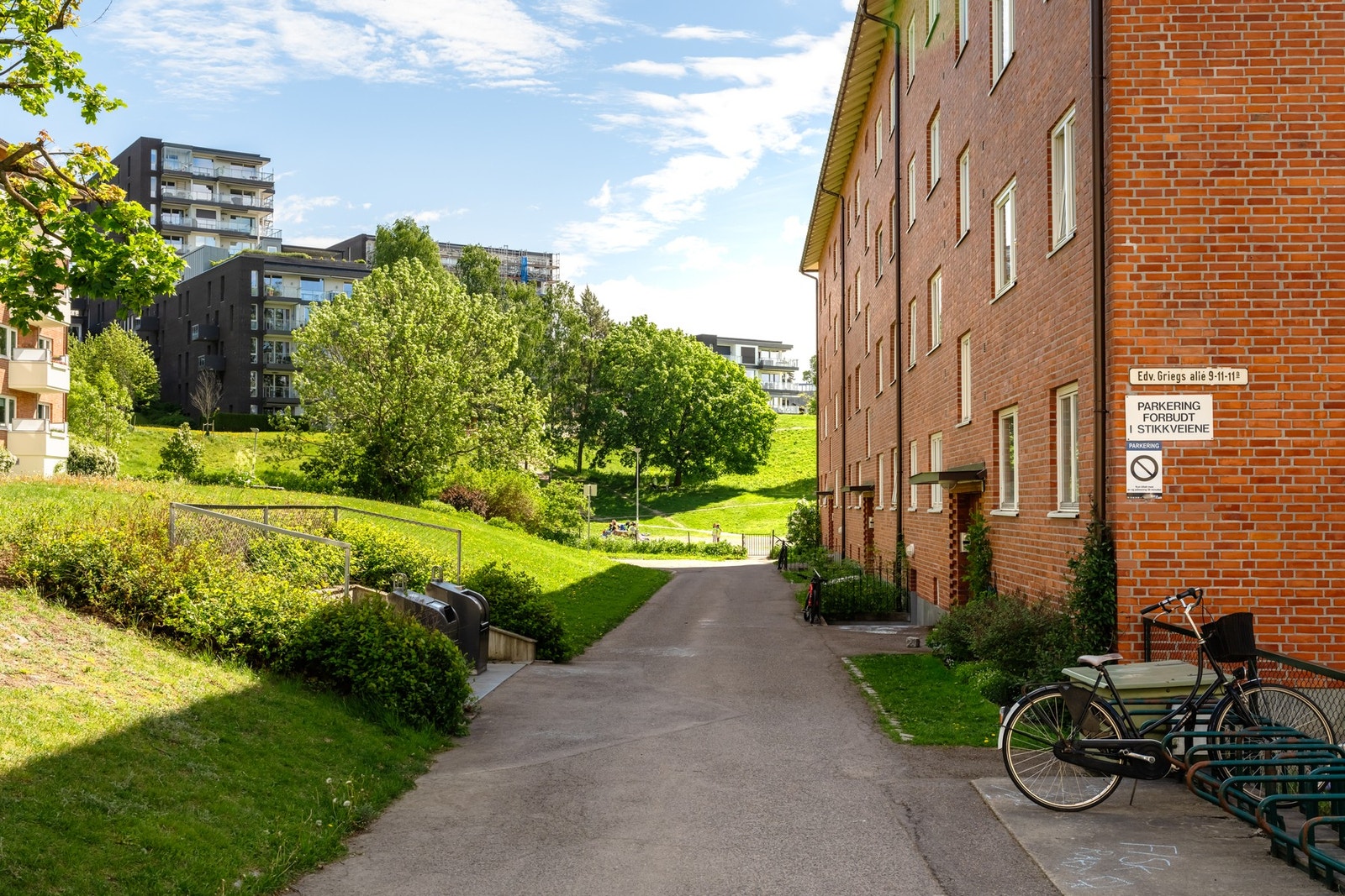 Velkommen til det som kan bli ditt/deres nye hjem! Her går man går rett ut i Torshovdalen når man går ut av porten. Galleribilde