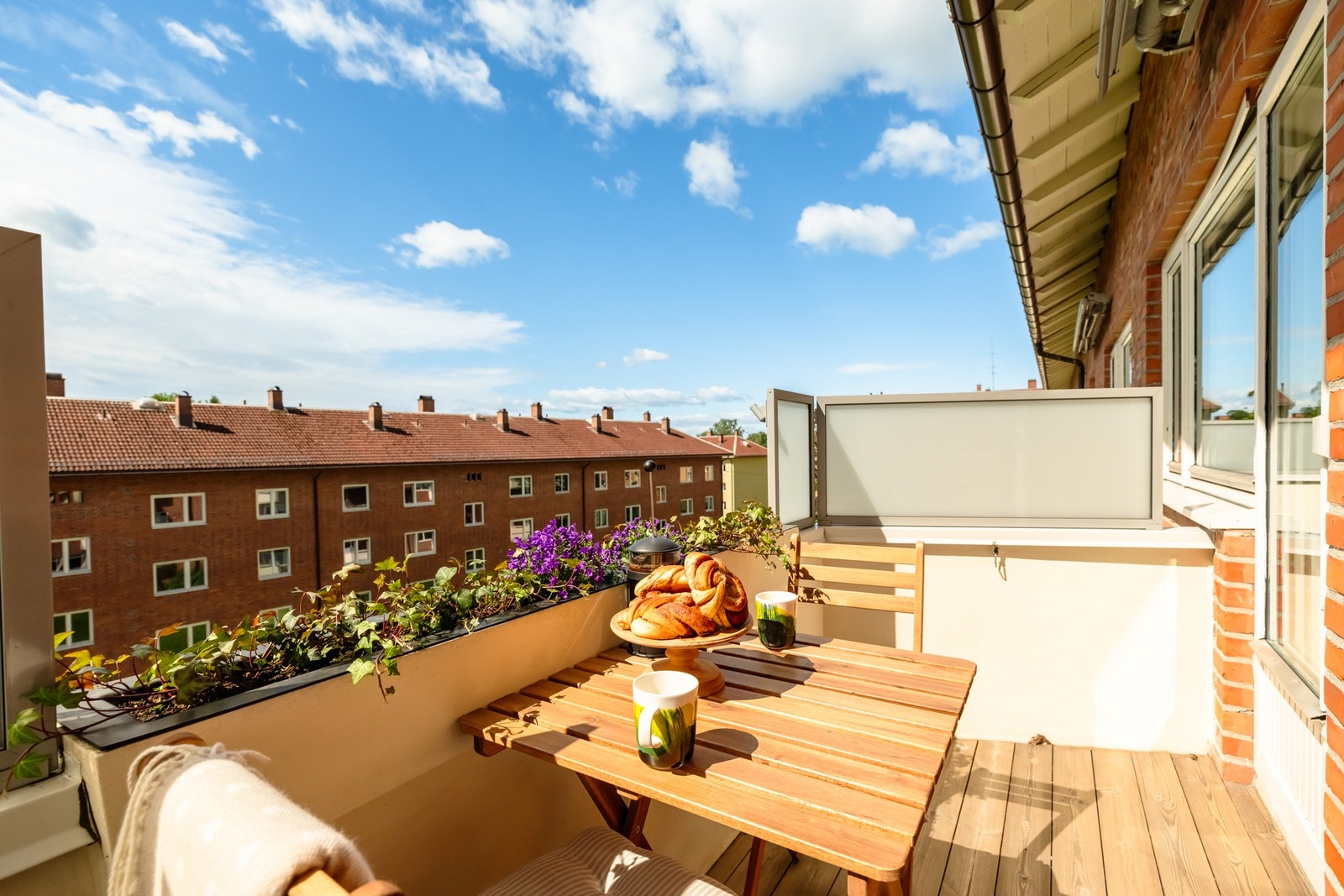 Balkongen er på 3 kvm og har plass til beplantning samt utemøblement. Den sydvendte plasseringen byr på gode solforhold. På solfylte sommerdager er det sol på balkongen fra rundt kl.10 og frem til rundt kl.20. Galleribilde