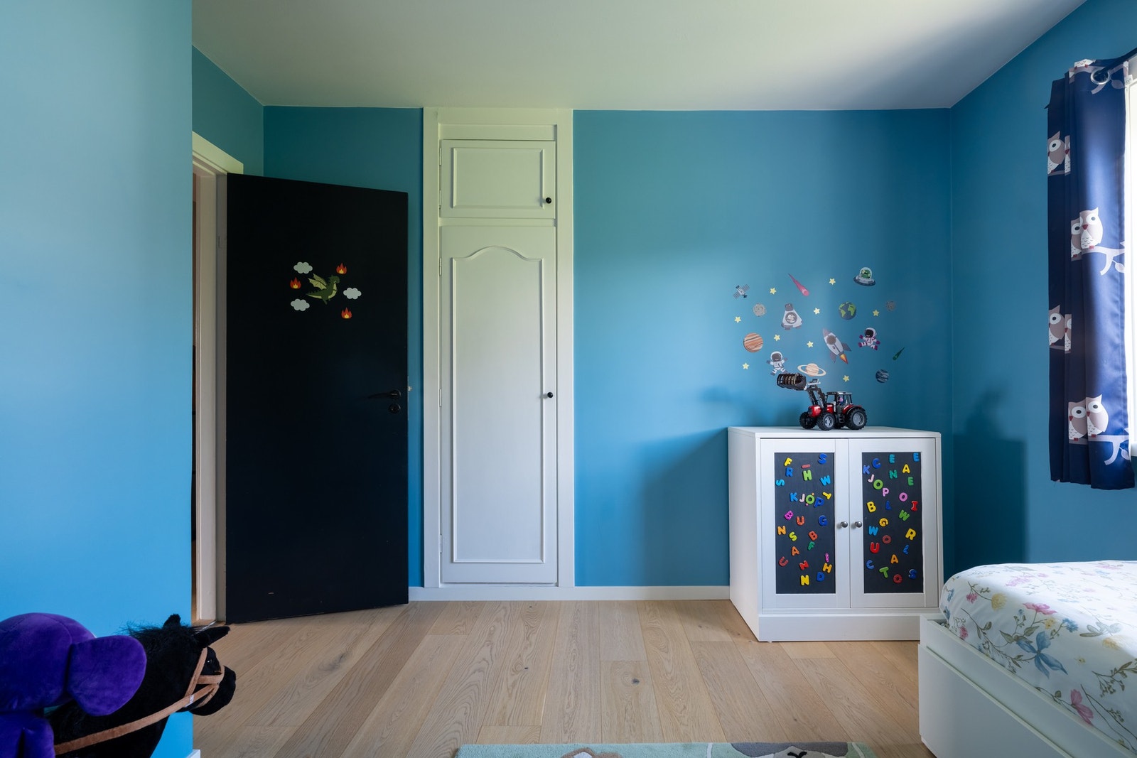 Rommene er vendt mot rolige fellesområder, så her er alt lagt til rette for en god natt med søvn. Her er det innebygd skap med stor lagringsplass. Galleribilde