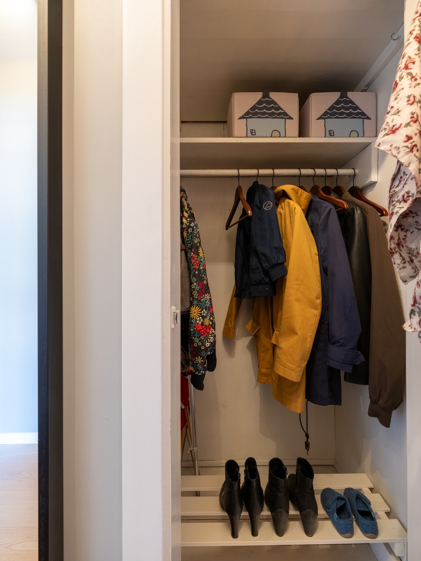 Rommet har plass til knaggrekker, kommode, speil og lignende. Galleribilde