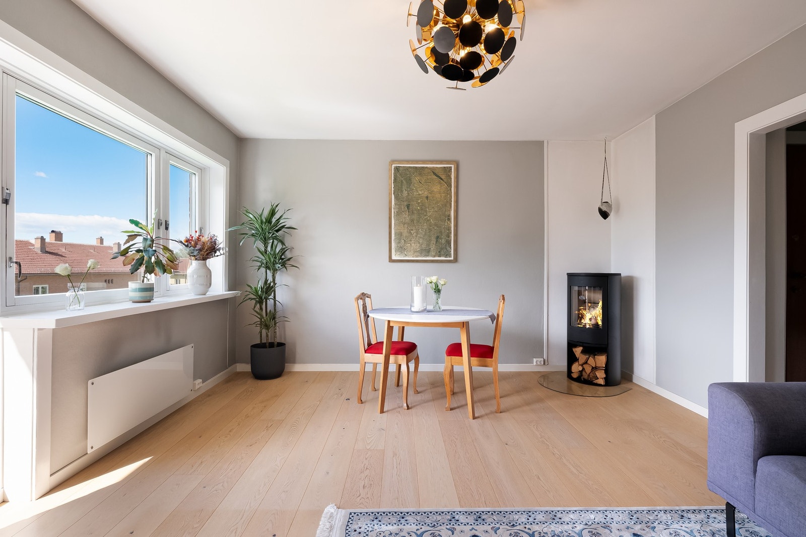 Store vindusflater som gir godt med lysinnslipp. Det er malte veggflater og parkett på gulvet. Galleribilde