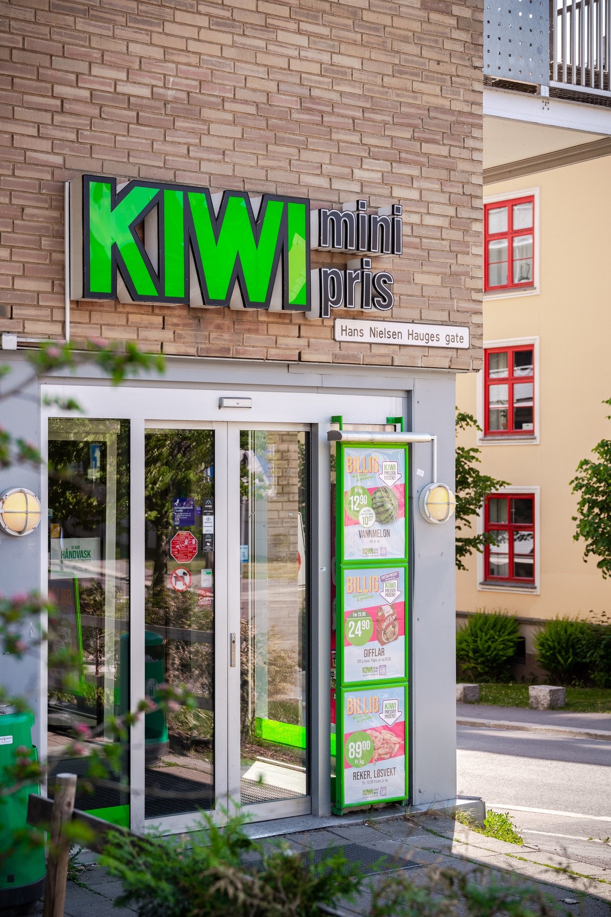 Dagligvarehandelen kan gjøres på KIWI eller Rema 1000 som begge ligger kun noen minutters gange unna. Galleribilde