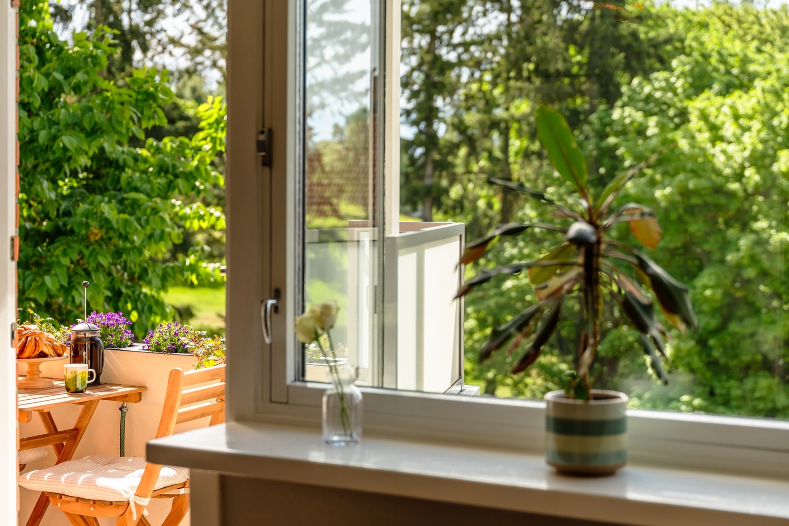 På sommerstid vil uteplassen oppleves som en forlengelse av stuen, hvor balkongdøren for det meste vil stå åpen. Galleribilde