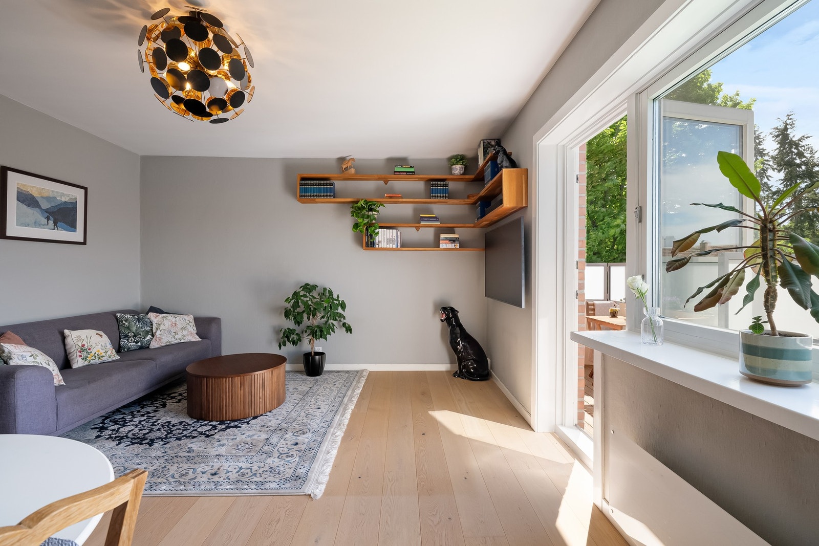 Stuen har fin plass til sofagruppe med tilhørende møblement og spisebord. Galleribilde