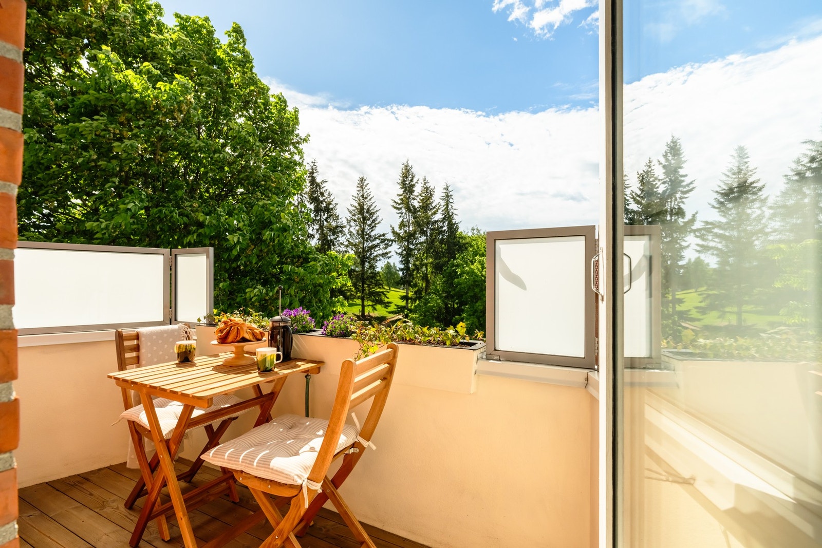 Det er lagt terrassebord på balkongen som gir en lun atmosfære. På balkongen er det markise som skjermer godt for solen på de varmeste sommerdagene. Galleribilde