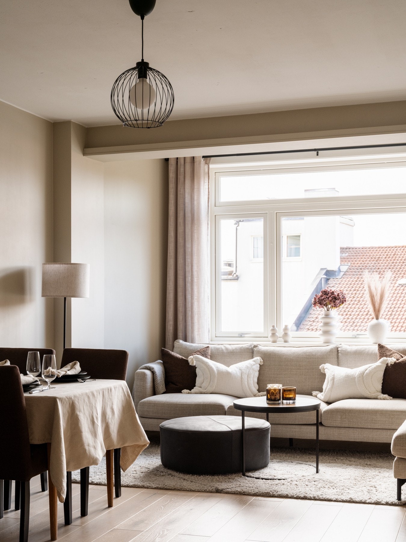Stuen vender mot rolig bakgård Galleribilde