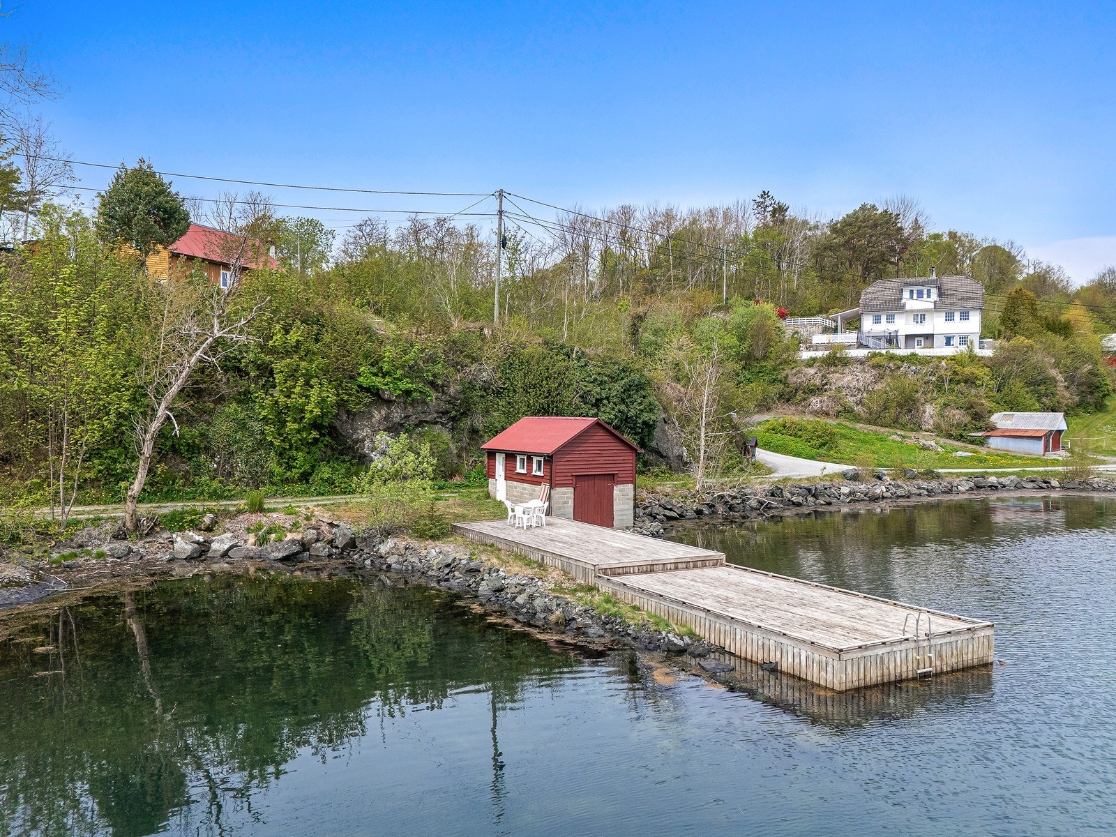 I tillegg til selve hytten, medfølger det også egen naustetomt med naust og brygge. Galleribilde