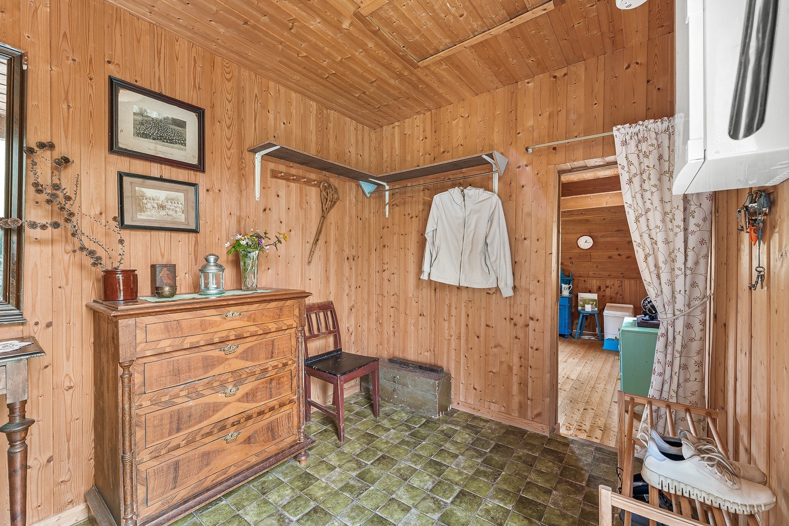 Gangen er av god størrelse og her er det plass til oppbevaring av yttertøy. Galleribilde