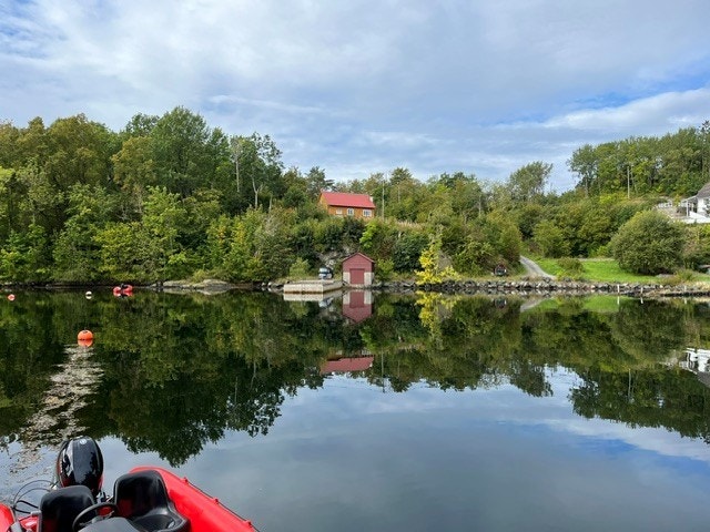 Eiendommen sett fra sjøen. Galleribilde