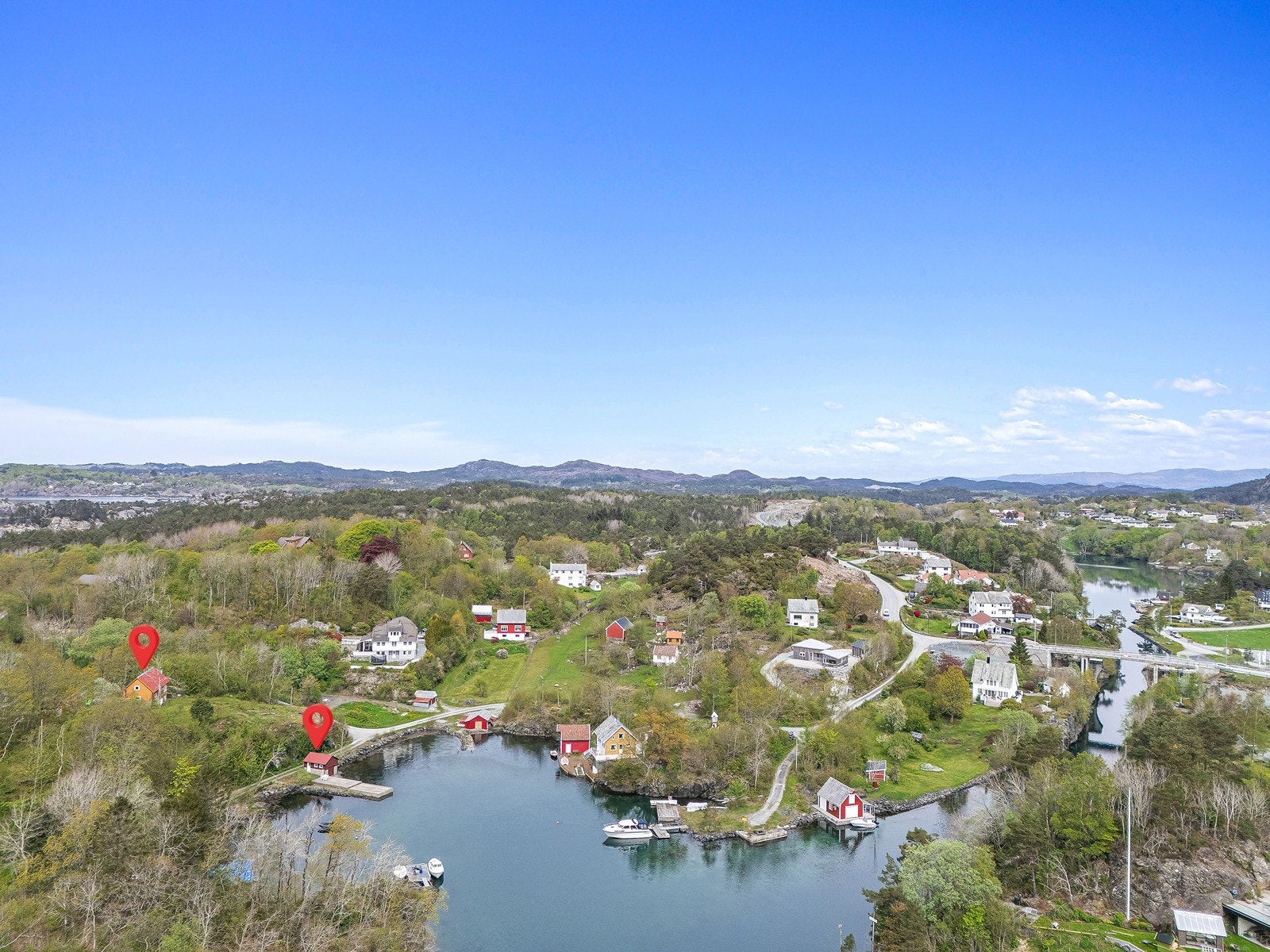 Eiendommen ligger fint til i naturskjønne omgivelser på Finnås like ved innseilingen til Kulleseidkanalen. Galleribilde