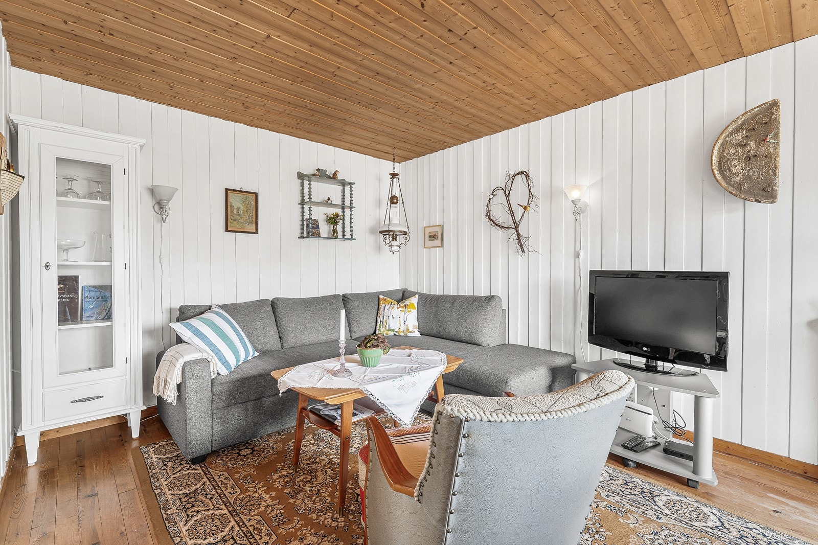 I stuen er det plass til både sittegruppe og spisegruppe. Galleribilde
