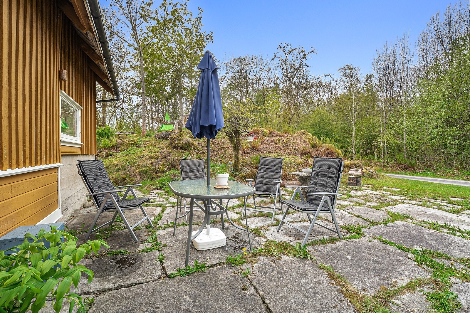 Fin og solrik uteplass. Galleribilde