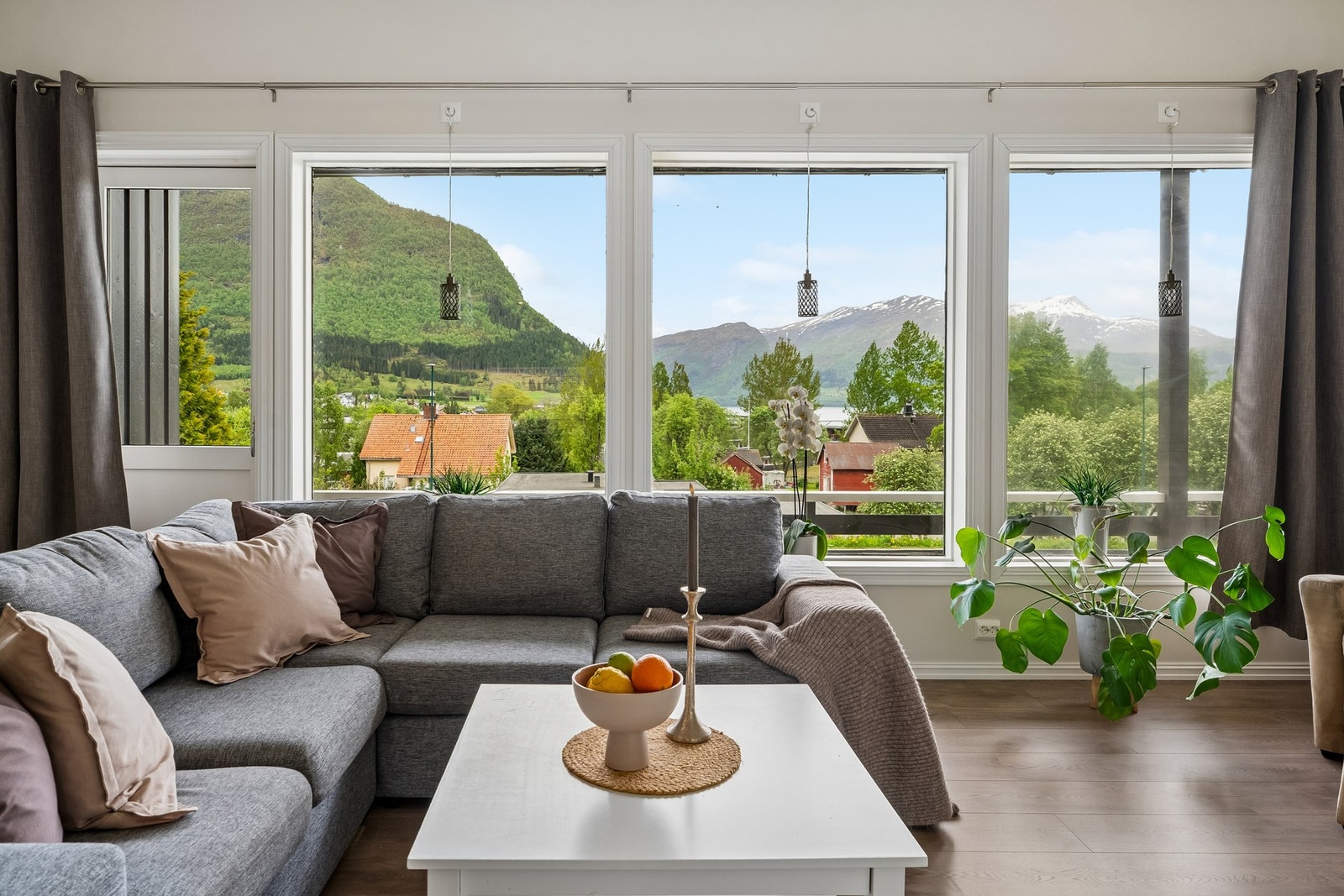 Fin utsikt mot fjorden og fjella i kring og utgang til balkong på framsida av bustaden Galleribilde
