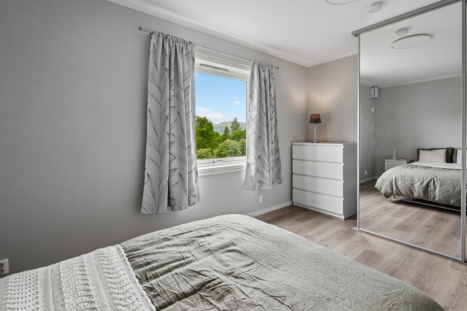 Praktisk skyvedørsgarderobe med spegldører Galleribilde