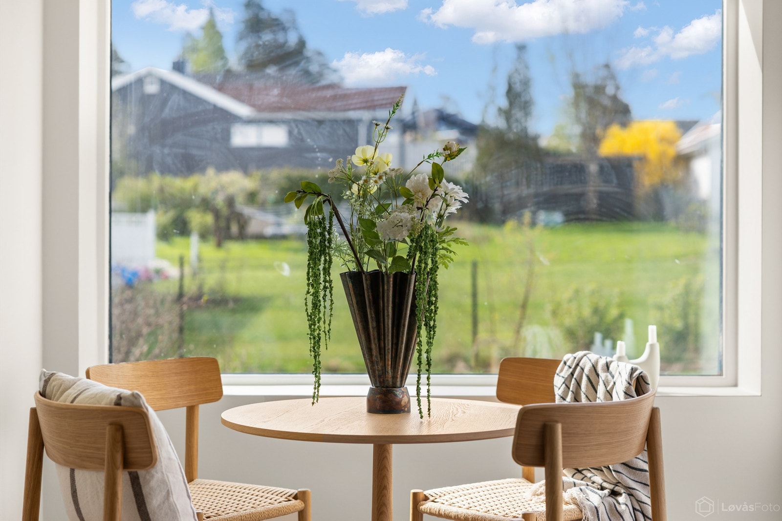 Utsyn mot de grønne fellesarealene fra spiseplassen. Galleribilde