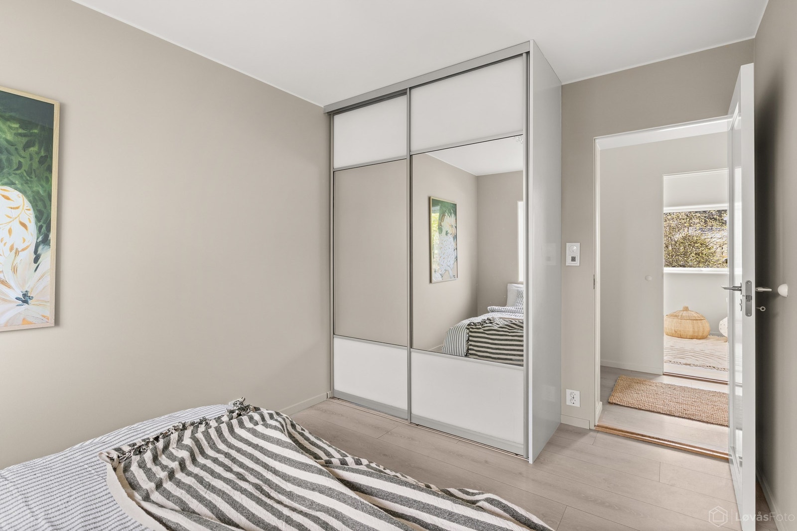 God oppbevaringsplass i skyvedørsgarderobe med speilfronter. Galleribilde
