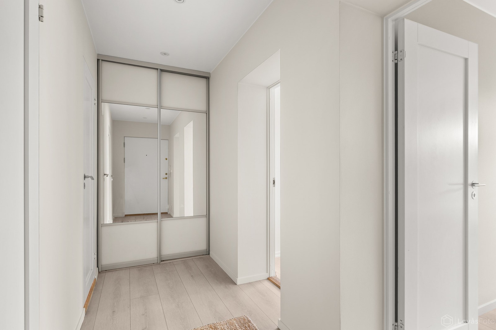 Entré med gulvvarme og plass til yttertøy i en romslig skyvedørsgarderobe. Galleribilde