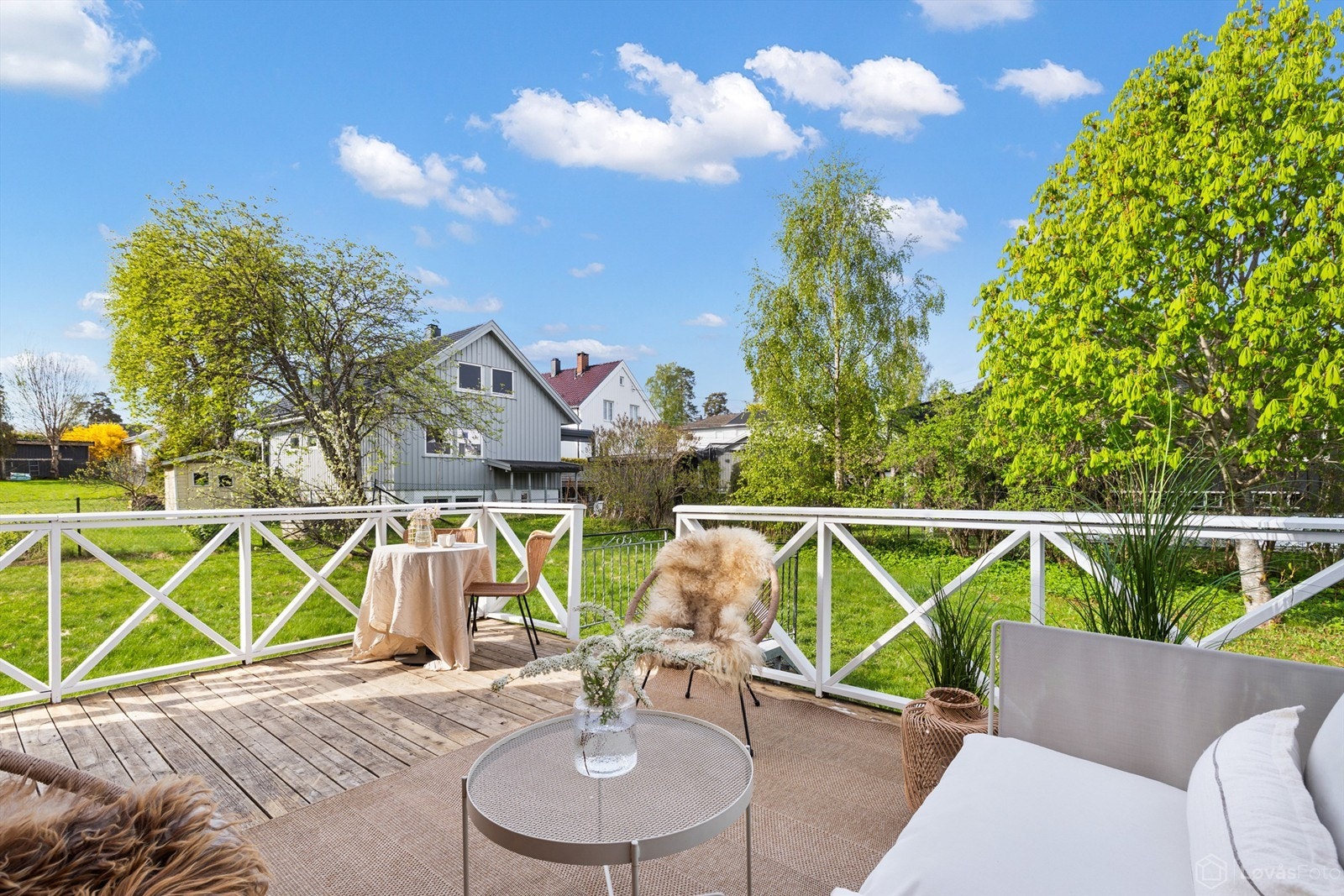 Fra terrassen har du utsyn over hagen. Galleribilde