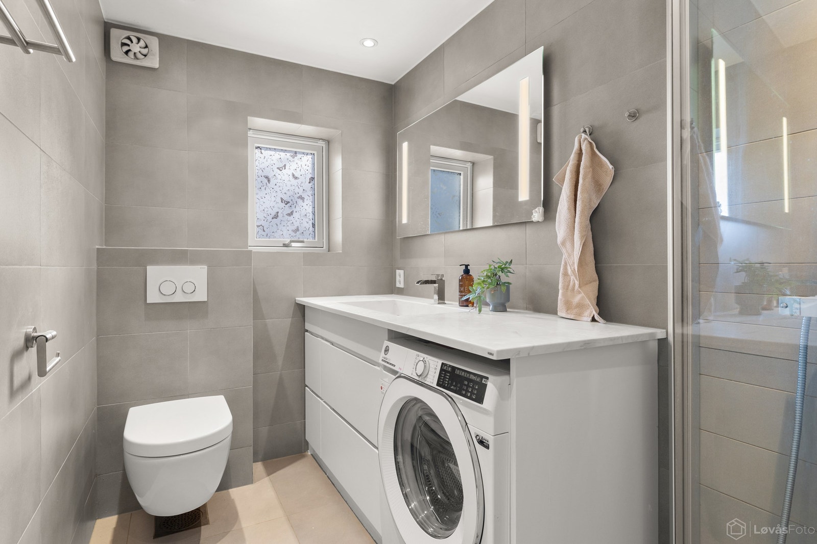 Badet ble oppgradert i 2013 og har flislagt gulv med gulvvarme og flislagte vegger. Galleribilde