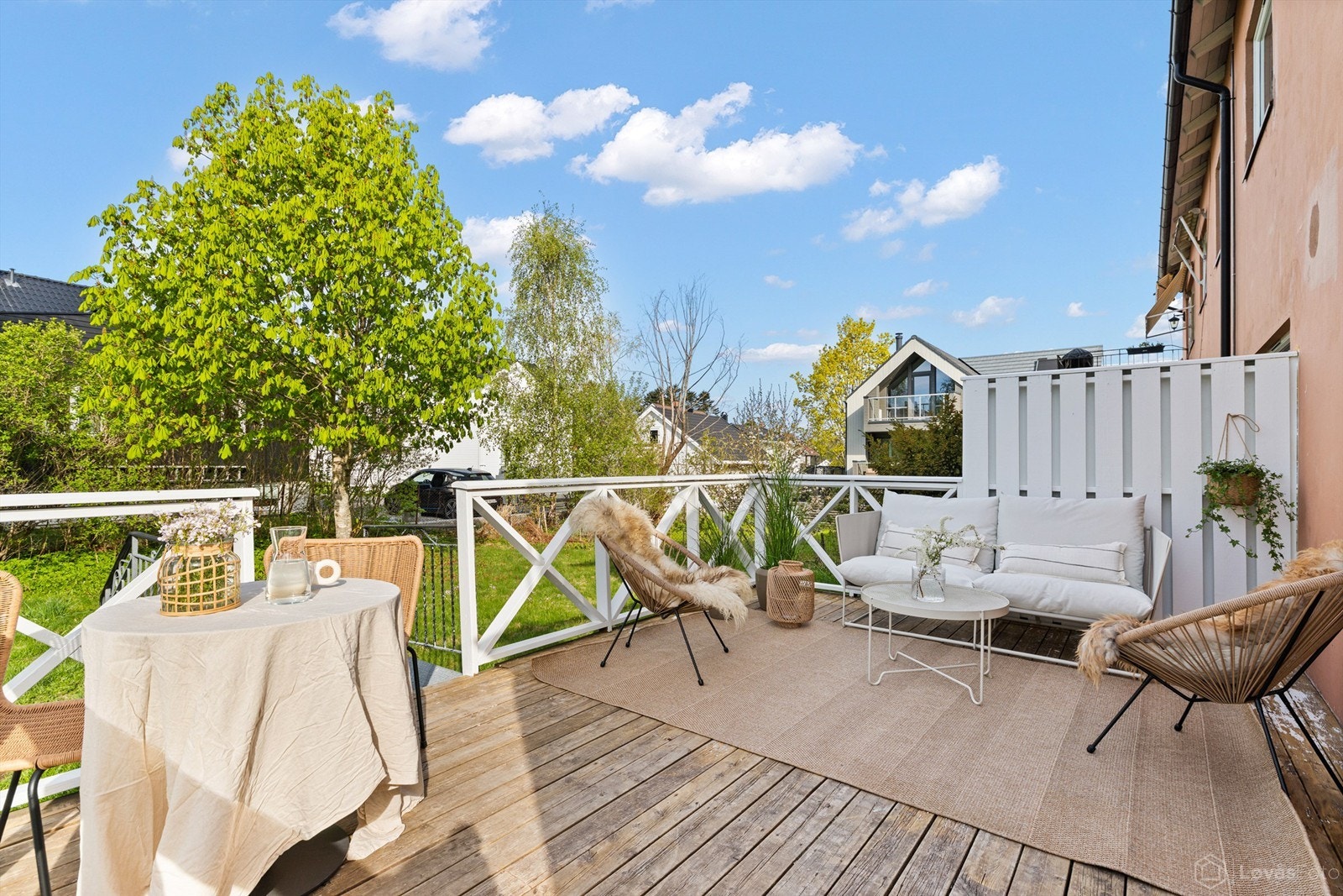 Fra stuen er det utgang til en vestvendt terrasse på 18 m², med god plass til både sittegruppe og spisebord.
Foto: Løvås foto Galleribilde