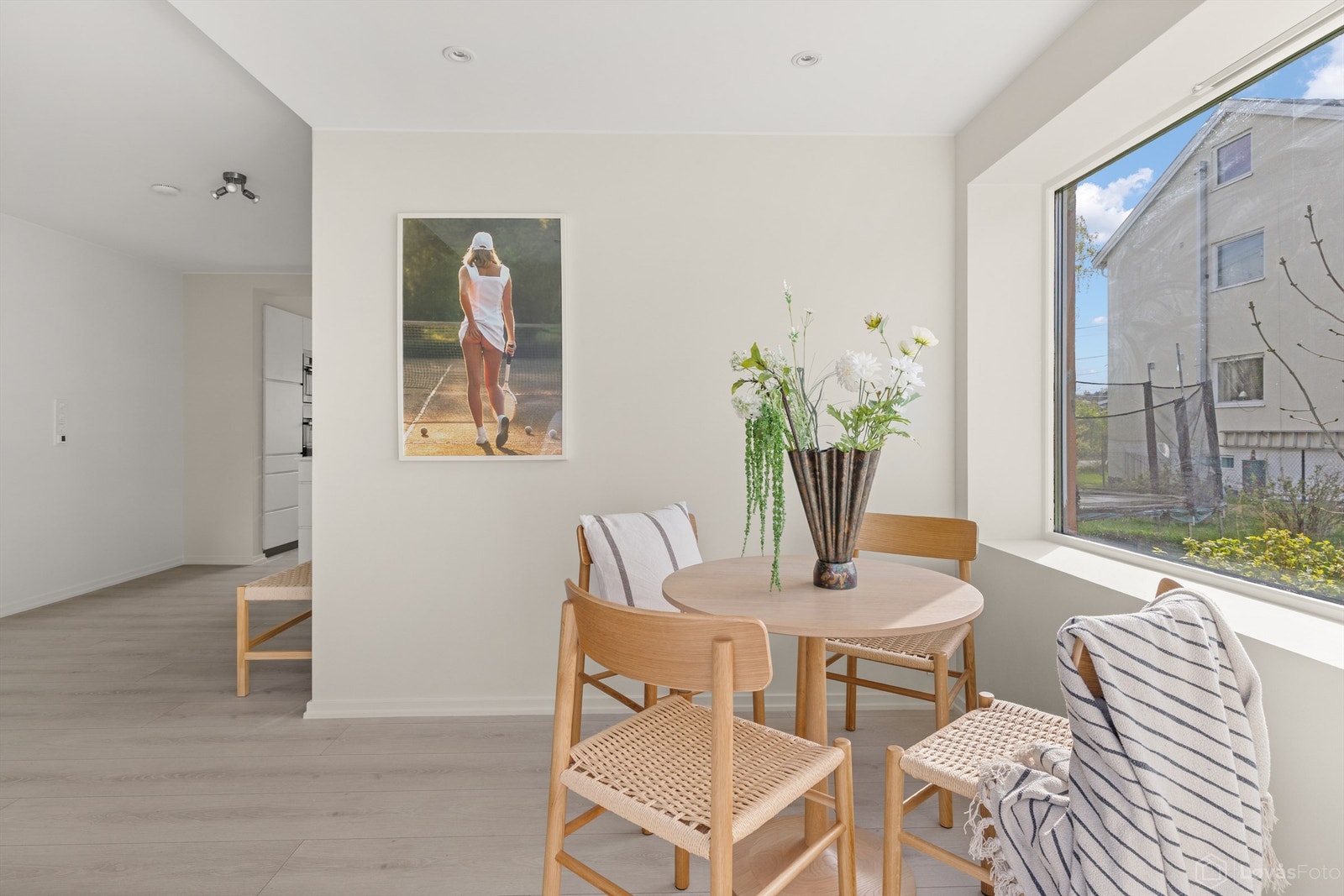 Lyse, malte flater på vegger og i himling er gjennomgående i leiligheten. Galleribilde