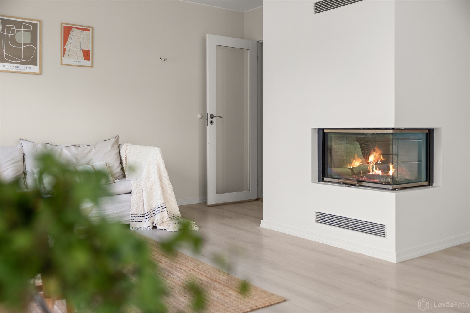 Peisovnen med glassdør gir både varme og en hyggelig atmosfære. Galleribilde