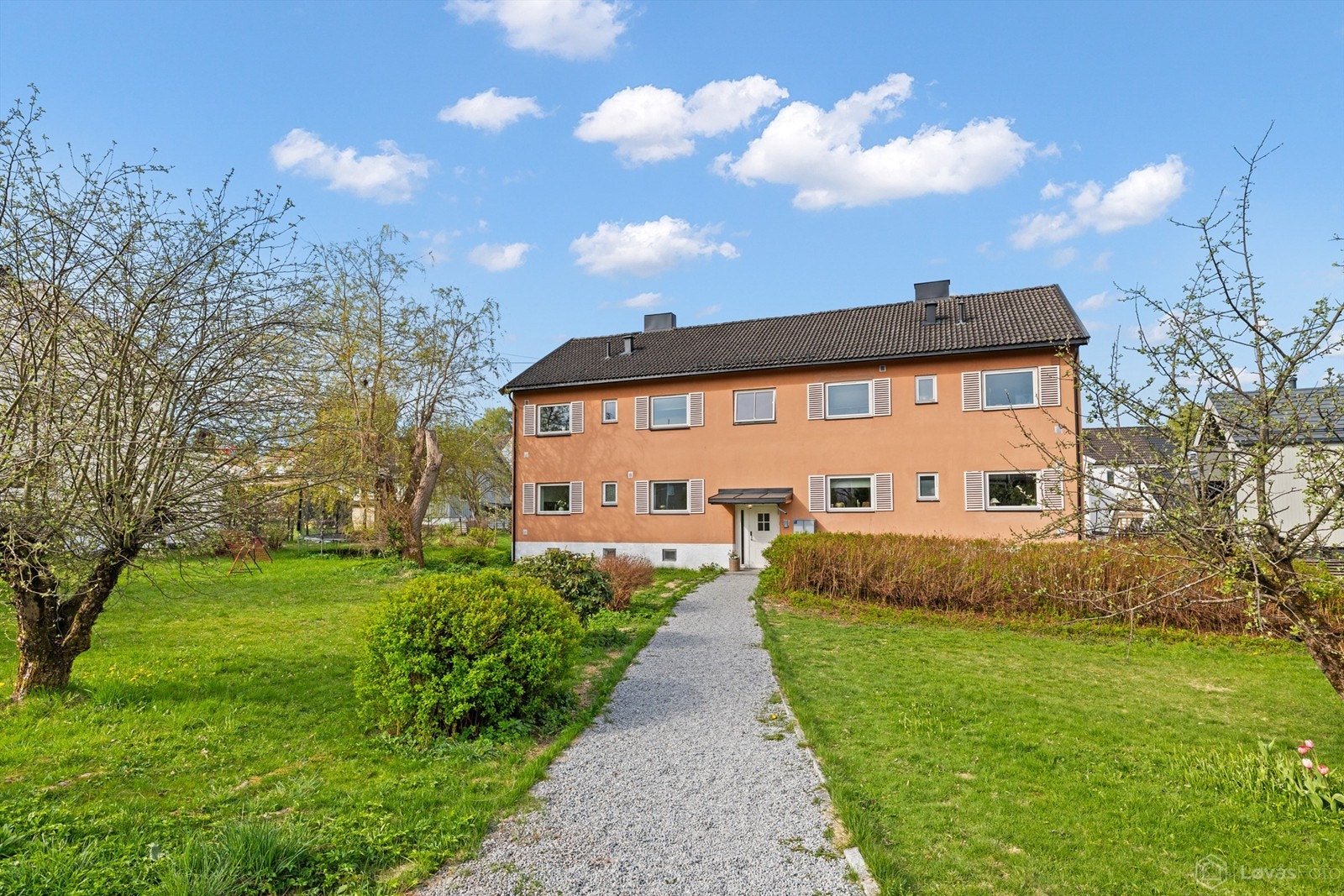 Til leiligheten hører en garasjeplass med elbil-lader, samt rikelig lagringsplass i tre boder på til sammen 20 m². Galleribilde