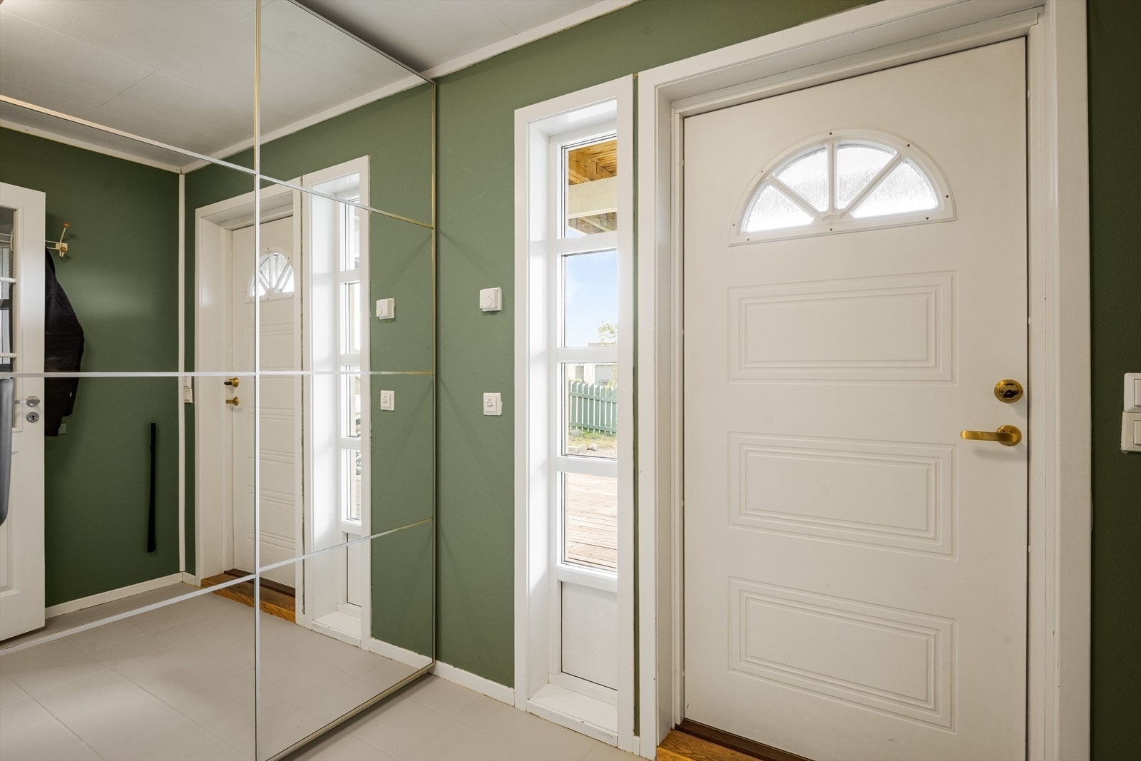 Entré med flislagt gulv og gulvvarme. Praktisk skyvedørsgarderobe med speilfronter også her. Galleribilde