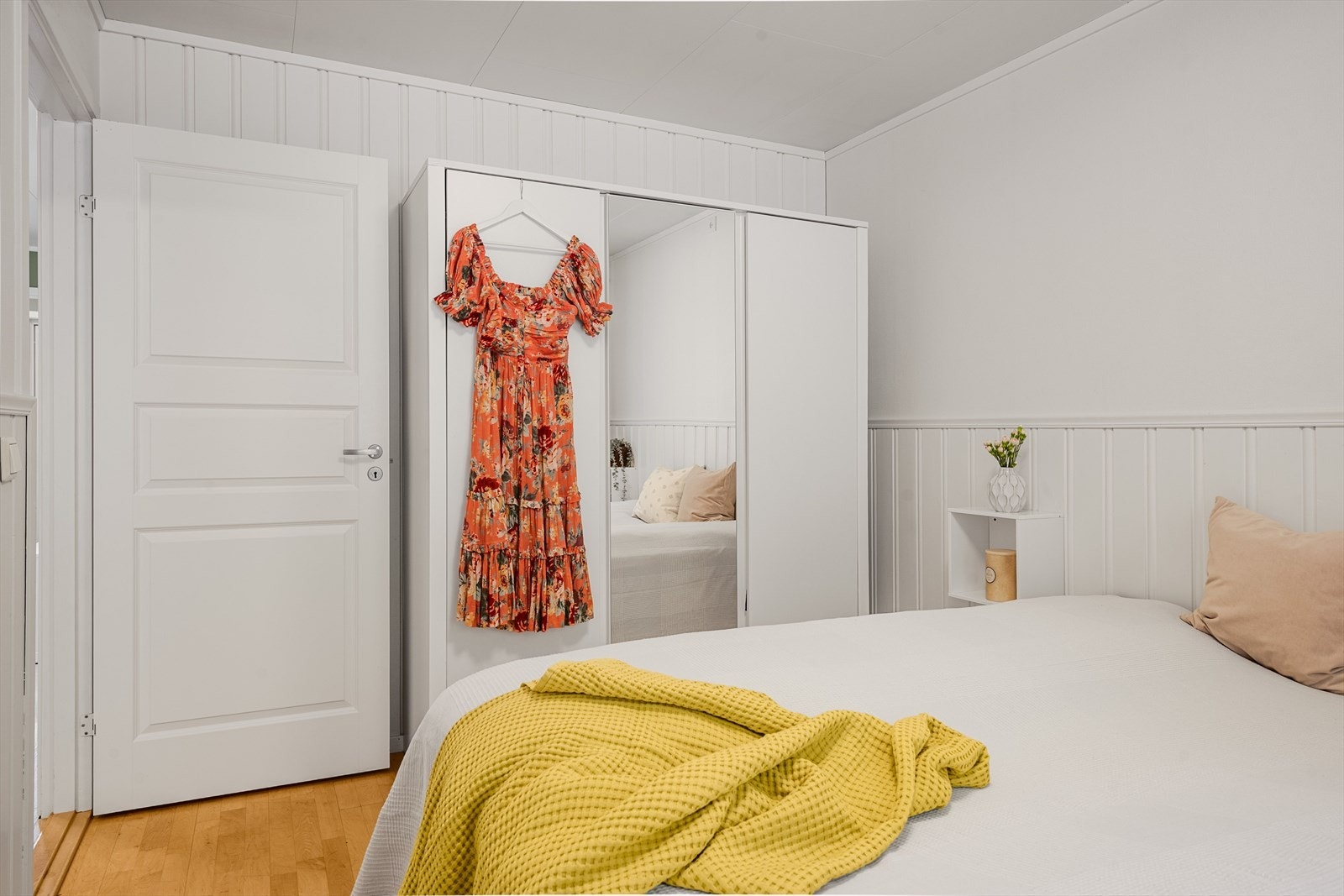 Dette er det største rommet hvor det er plass til dobbeltseng og garderobeskap. Galleribilde