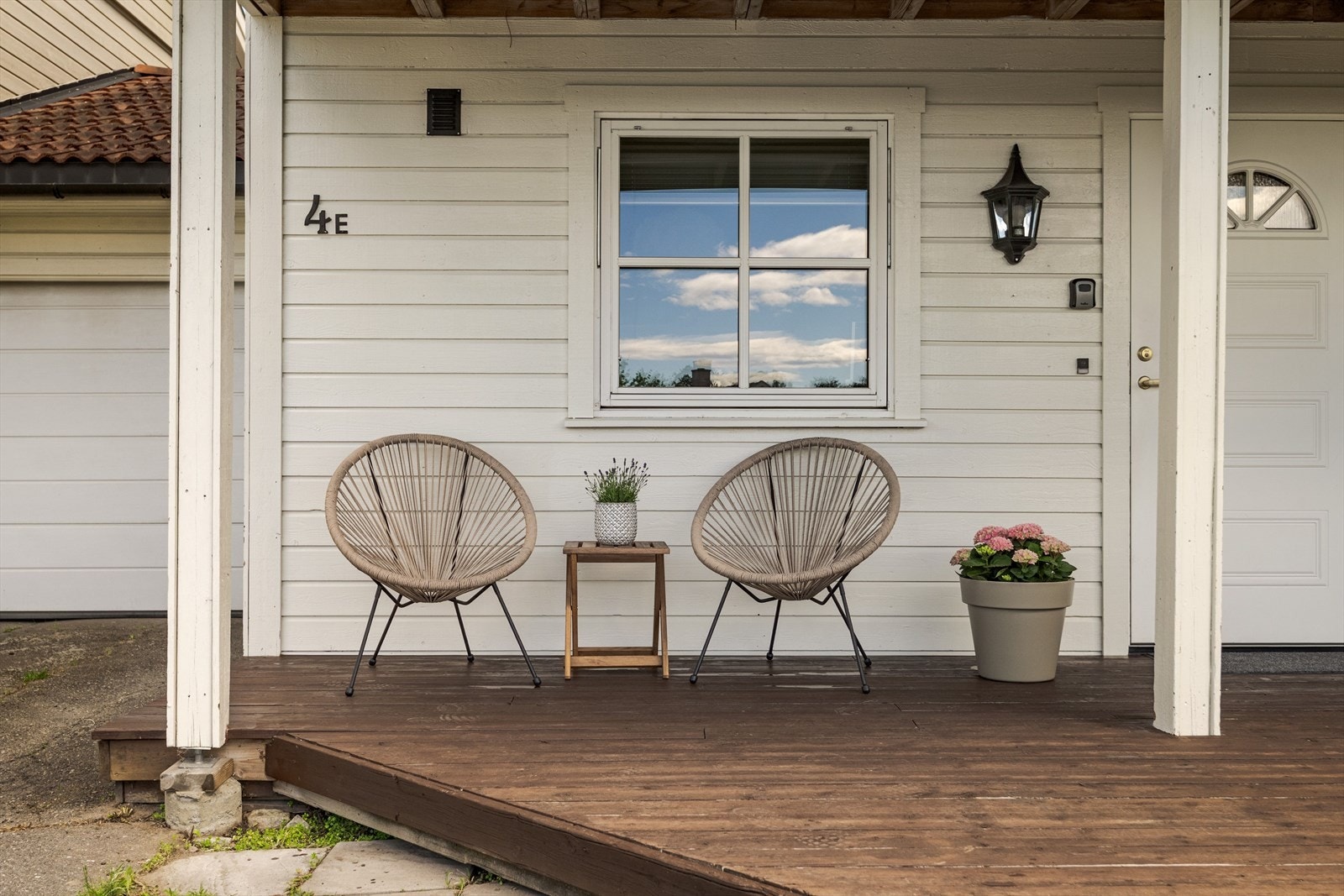 Overbygget inngangsparti med plass for en liten sittegruppe. Galleribilde