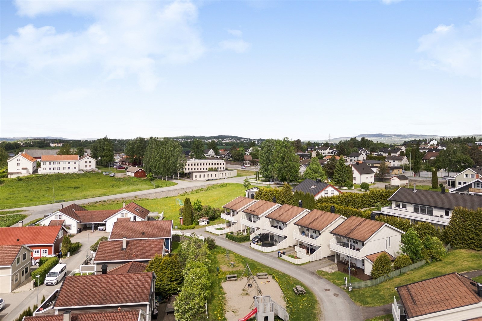 Det er ca. 3 km til Hamar sentrum med et rikt utvalg av butikker, spisesteder og servicefunksjoner. Galleribilde