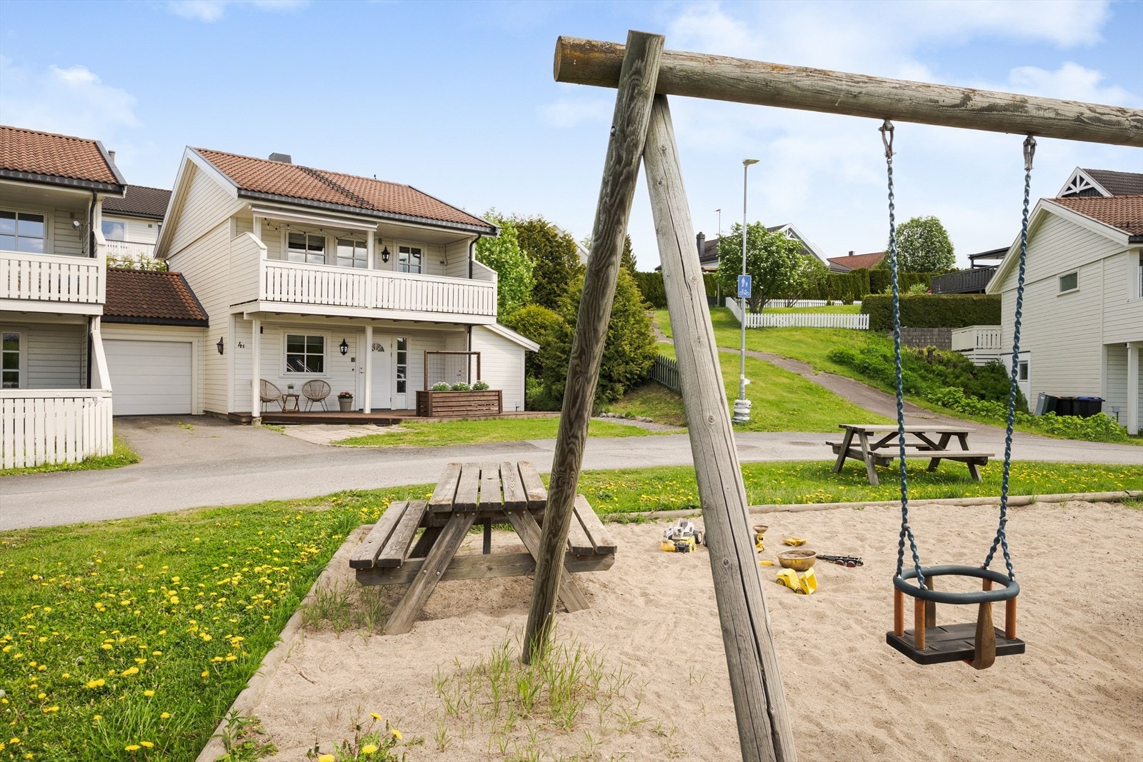 Området er rolig og barnevennlig med lekeplass med sandkasse og huskestativ rett utenfor døra. Galleribilde