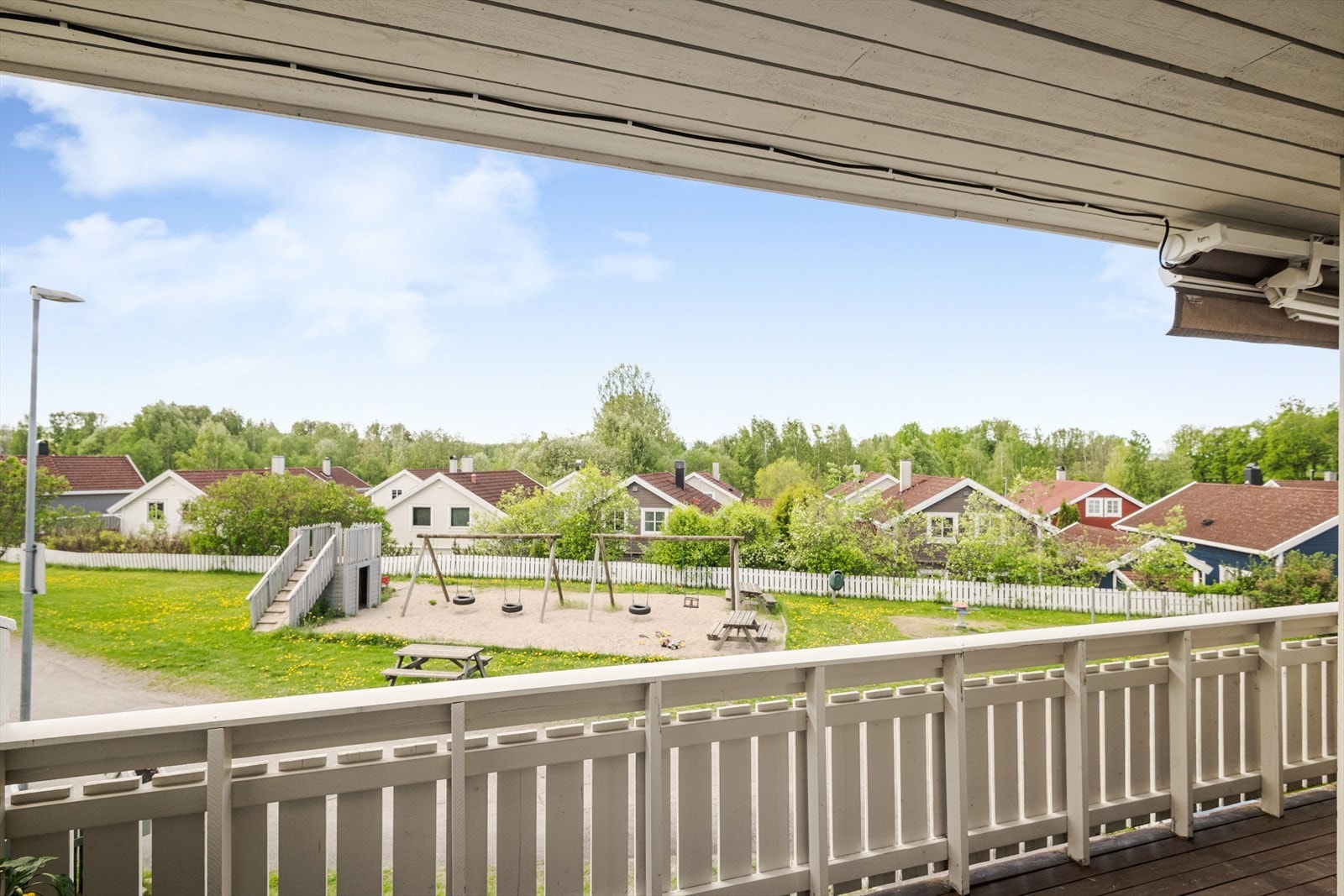 Fint utsyn fra balkongen over fellesområder med lekeplass. Galleribilde