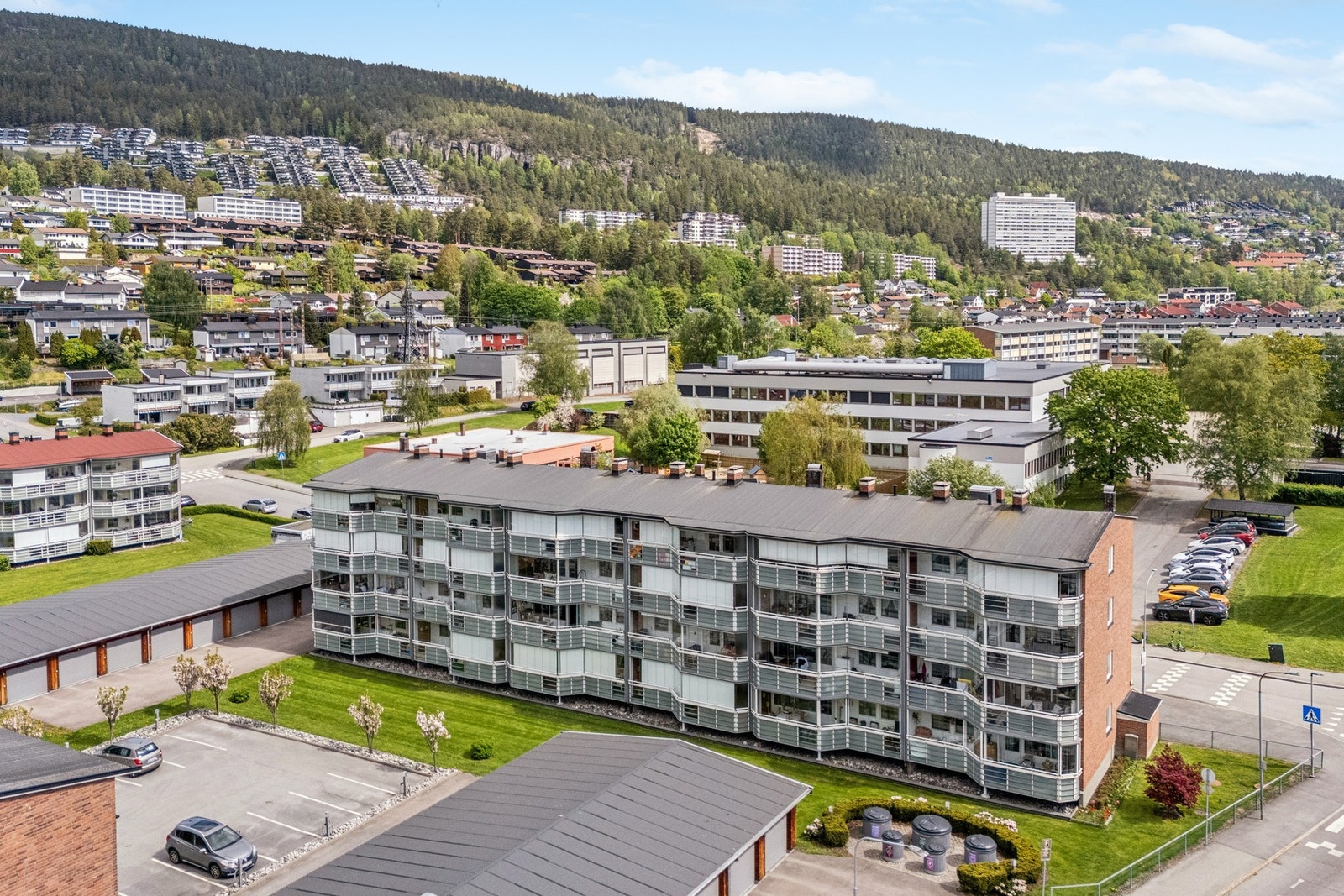 Leiligheten ligger i et rolig og etablert nabolag på Åssiden, med kort vei til byens fasiliteter og vakker natur rett utenfor døren. Galleribilde