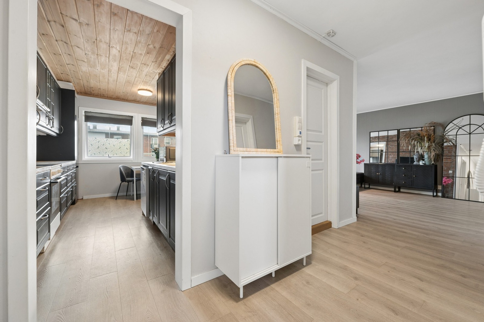 Innenfor inngangsdøren møter du en romslig entré. Galleribilde