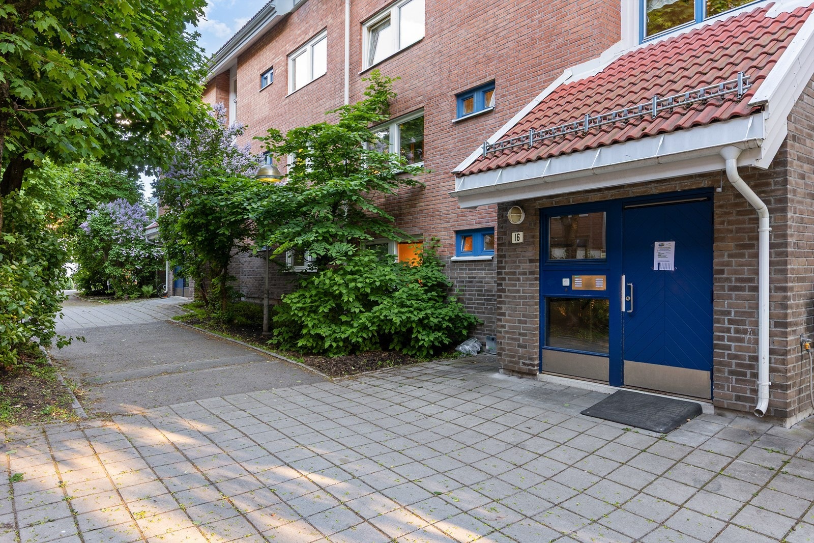 Bygget er fra 1987 med fasader i teglstein, et solid og tidløst materiale Galleribilde