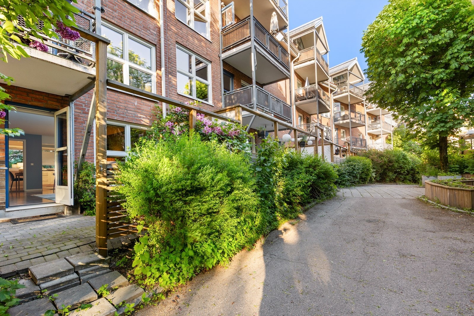 Leiligheten er en del av Jordal borettslag, et veldrevet lag med hyggelige, beplantede fellesområder Galleribilde