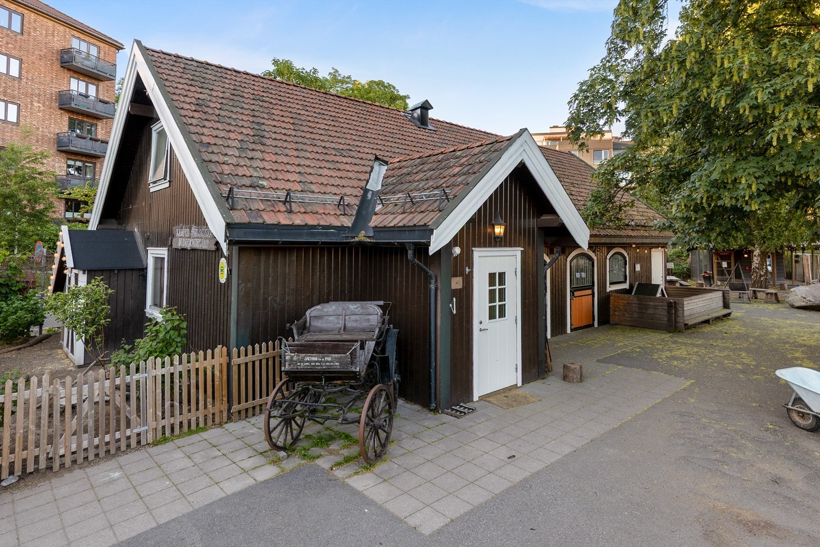 Bo i et etablert og rolig område, preget av Vålerengas karakteristiske trehusbebyggelse. Galleribilde