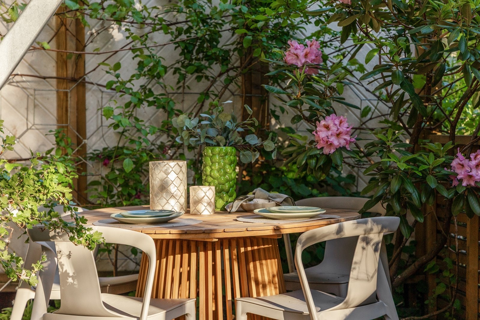 Her er det god plass til å invitere venner og familie til hyggelige måltider utendørs Galleribilde